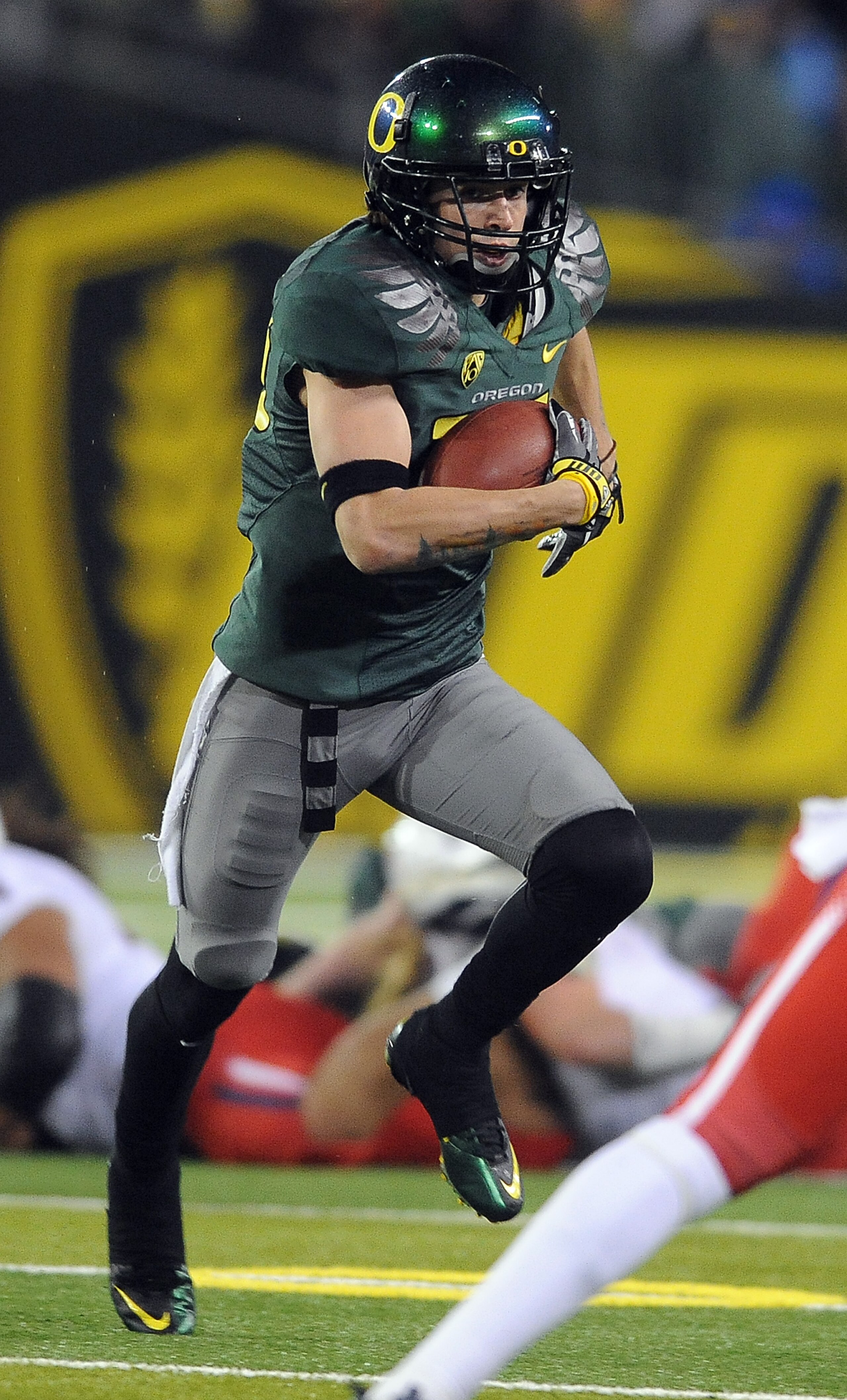 EUGENE, OR - NOVEMBER 26: Wide receiver Jeff Maehl #23 of the Oregon Ducks runs with the ball after a reception in the fourth quarter of the game against the Arizona Wildcats at Autzen Stadium on November 26, 2010 in Eugene, Oregon. The Ducks won the game