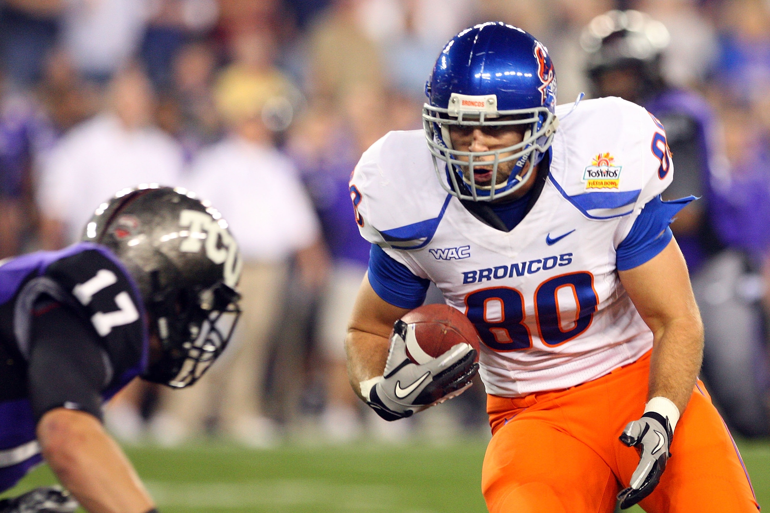 GLENDALE, AZ - JANUARY 04:  Tight end Kyle Efaw #80 of the Boise State Broncos runs after a catch towards Brian Alexis #17 of the TCU Horned Frogs in the first half during the Tostitos Fiesta Bowl at the Universtity of Phoenix Stadium on January 4, 2010 i
