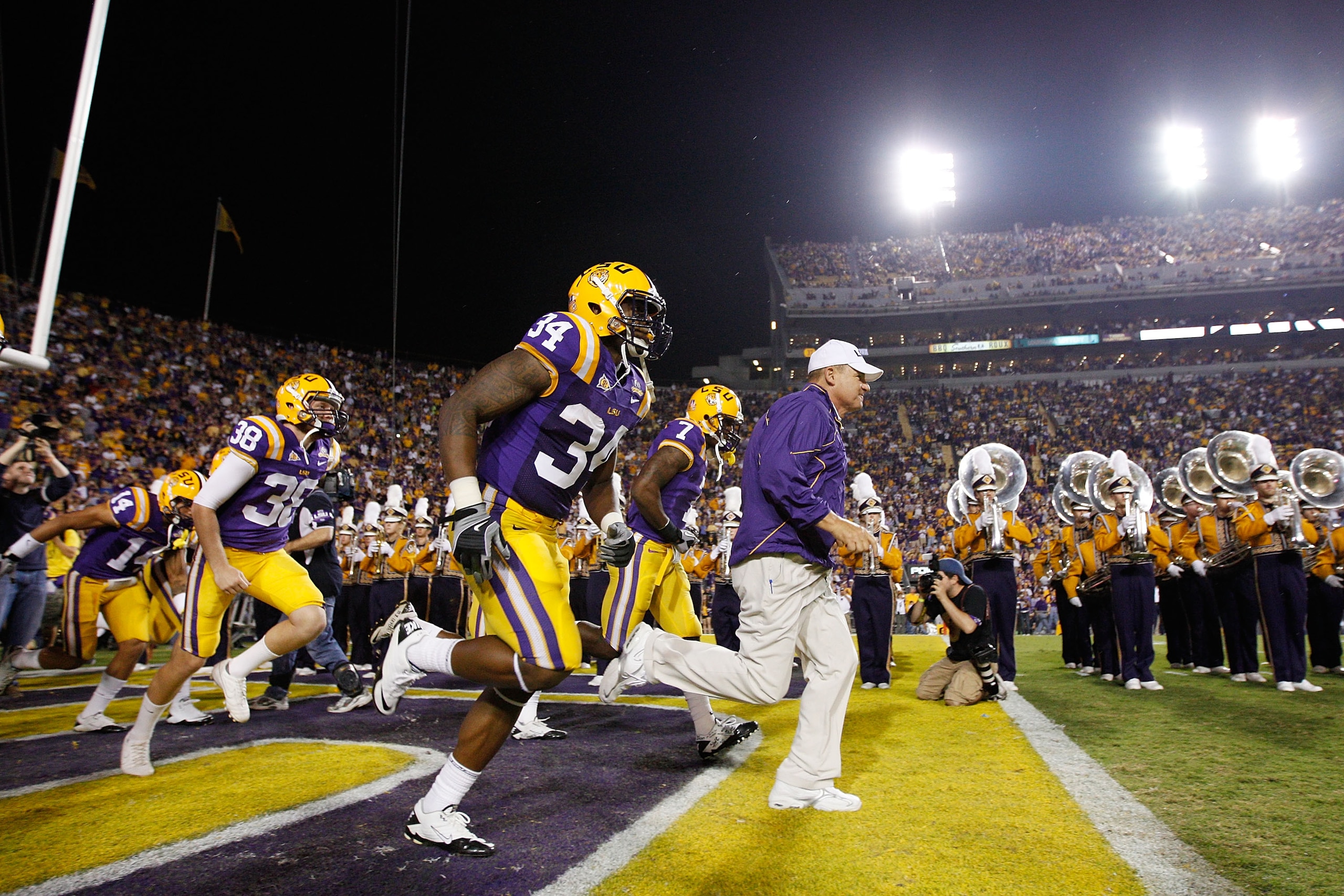 BATON ROUGE, LA - NOVEMBER 13: Head coach Les Miles of the Louisiana State University Tigers runs onto the field before playing the University of Louisiana-Monroe Warhawks at Tiger Stadium on November 13, 2010 in Baton Rouge, Louisiana. The Tigers defe BATON ROUGE, LA - NOVEMBER 13: Head coach Les Miles of the Louisiana State University Tigers runs onto the field before playing the University of Louisiana-Monroe Warhawks at Tiger Stadium on November 13, 2010 in Baton Rouge, Louisiana. The Tigers defe