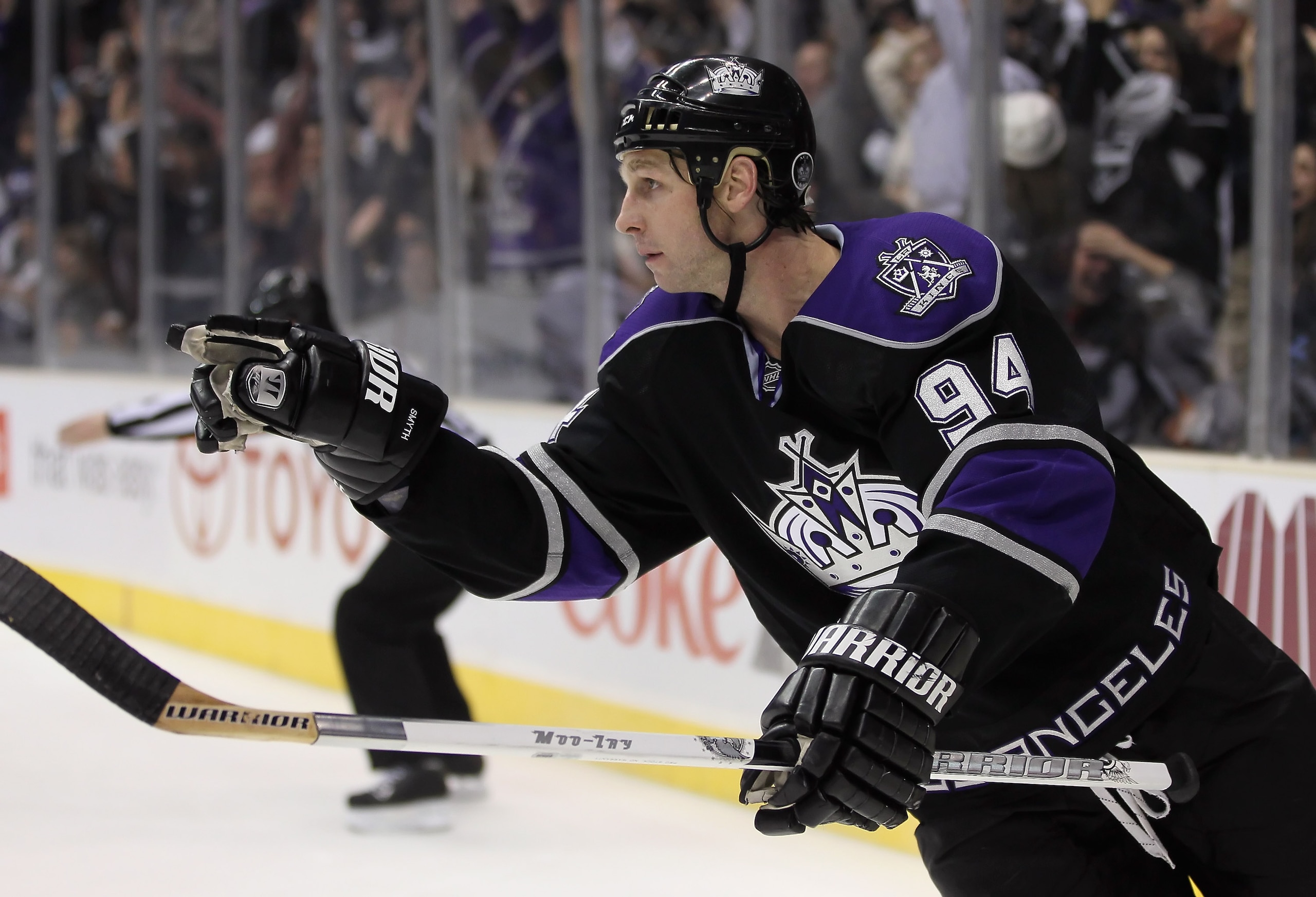 LOS ANGELES, CA - JANUARY 03:  Ryan Smyth #94 of the Los Angeles Kings celebrates after scoring a goal against the Chicago Blackhawks in the second period at Staples Center on January 3, 2011 in Los Angeles, California.  (Photo by Jeff Gross/Getty Images)