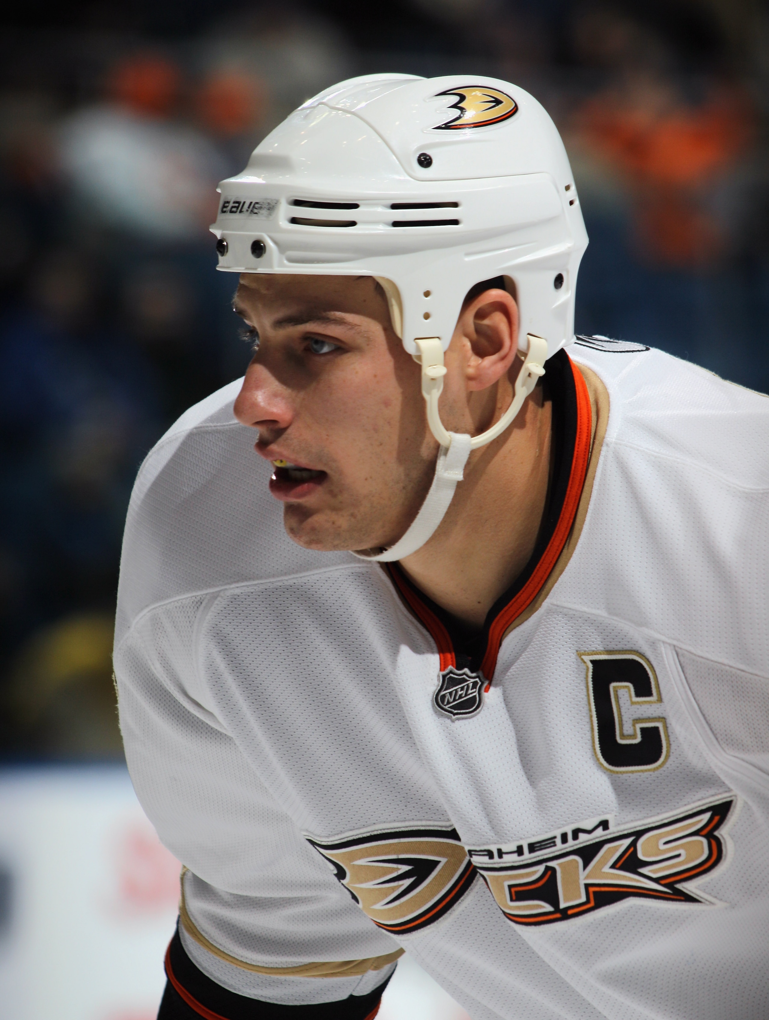 UNIONDALE, NY - DECEMBER 16:  Ryan Getzlaf #15 of the Anaheim Ducks skates against the New York Islanders at the Nassau Coliseum on December 16, 2010 in Uniondale, New York.  (Photo by Bruce Bennett/Getty Images)
