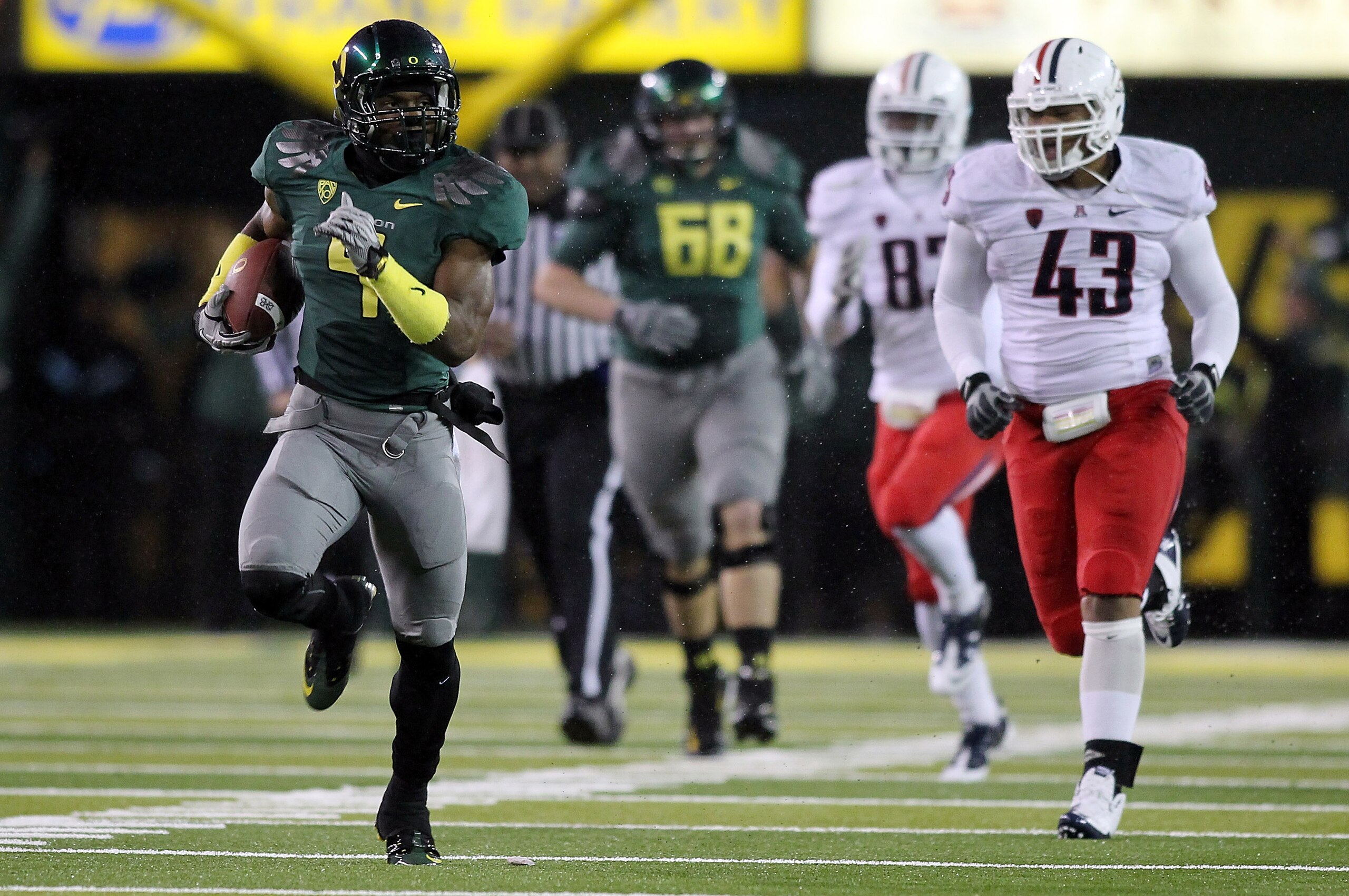 EUGENE, OR - NOVEMBER 26:  Josh Huff #4 of the Oregon Ducks runs  for a touchdown in the 3rd quarter against  the Arizona Wildcats on November 26, 2010 at the Autzen Stadium in Eugene, Oregon.  (Photo by Jonathan Ferrey/Getty Images)
