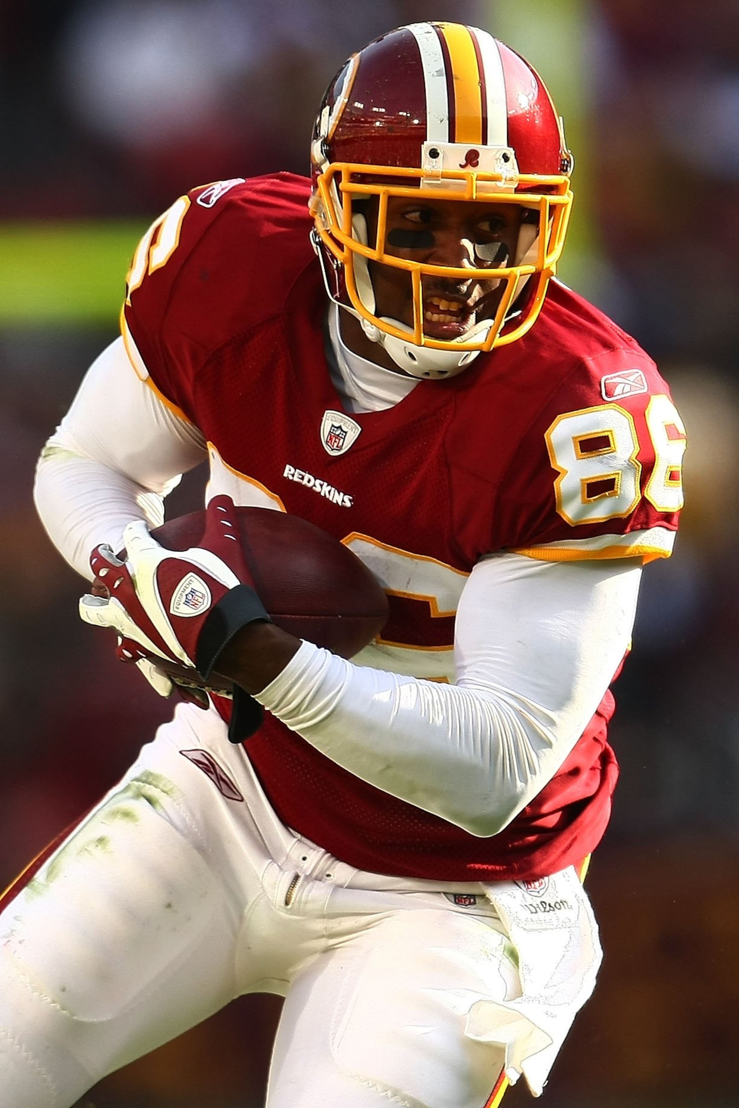 LANDOVER, MD - DECEMBER 06:  Fred Davis #86 of the Washington Redskins makes a break against the New Orleans Saints on December 6, 2009 at FedExField in Landover, Maryland.  (Photo by Chris McGrath/Getty Images)