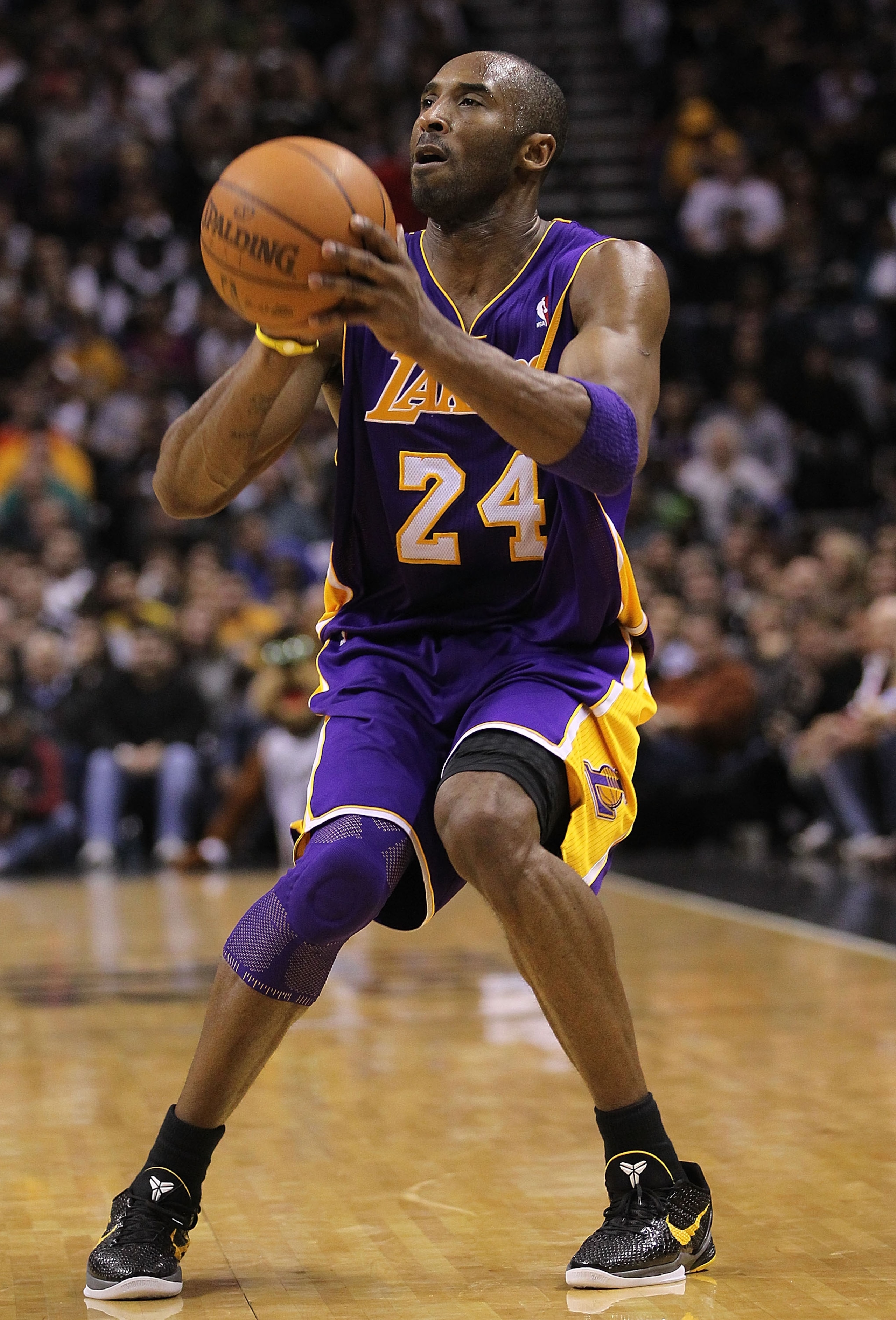 SAN ANTONIO, TX - DECEMBER 28: Guard Kobe Bryant #24 of the Los Angeles Lakers at AT&T Center on December 28, 2010 in San Antonio, Texas. NOTE TO USER: User expressly acknowledges and agrees that, by downloading and/or using this photograph, user is con SAN ANTONIO, TX - DECEMBER 28: Guard Kobe Bryant #24 of the Los Angeles Lakers at AT&T Center on December 28, 2010 in San Antonio, Texas. NOTE TO USER: User expressly acknowledges and agrees that, by downloading and/or using this photograph, user is con