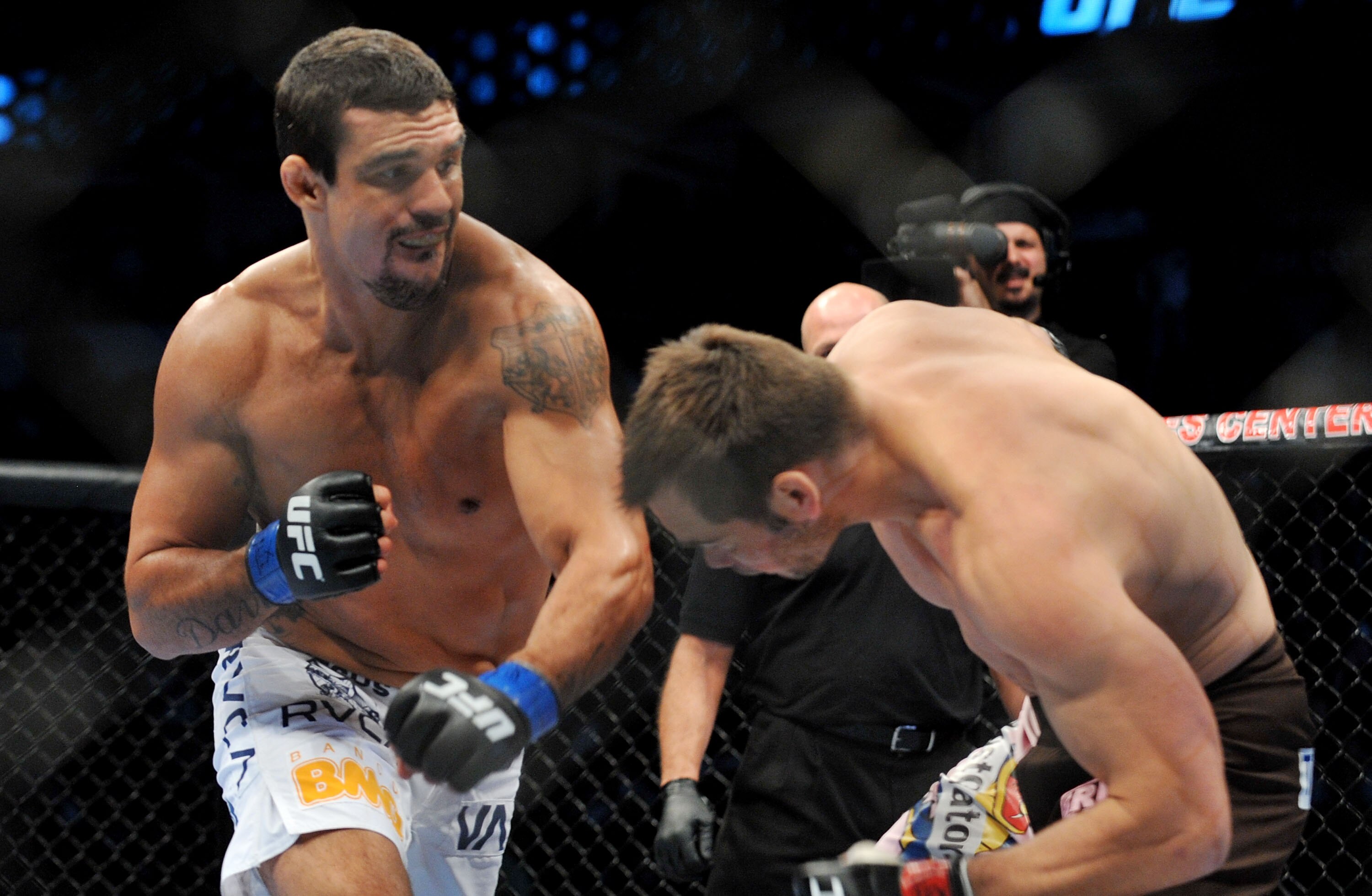 DALLAS - SEPTEMBER 19:  UFC fighter Vitor Belfort  (L) battles UFC fighter Rich Franklin (R) during their Catch weight bout at UFC 103: Franklin vs. Belfort at the American Airlines Center on September 19, 2009 in Dallas, Texas.  (Photo by Jon Kopaloff/Ge