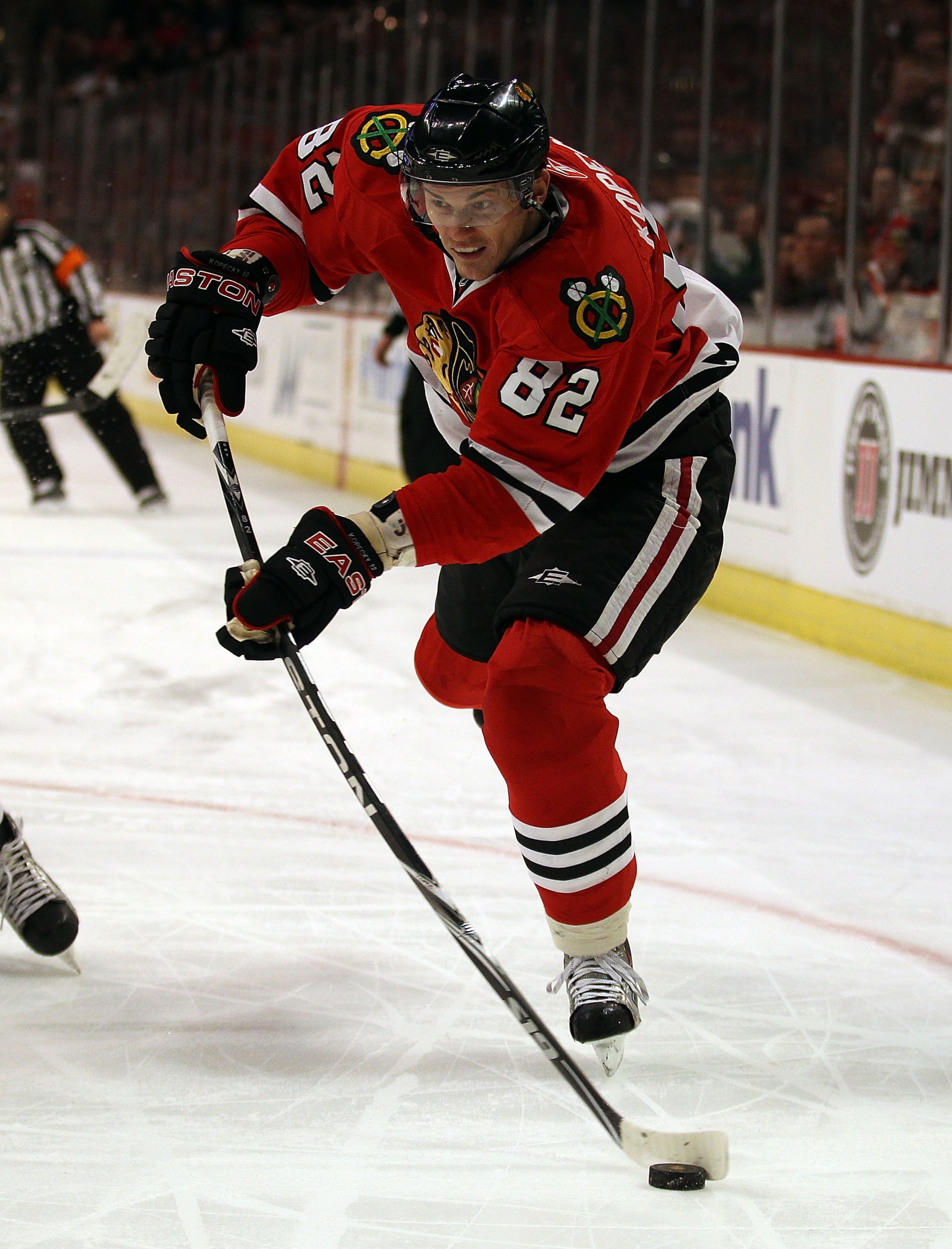 CHICAGO, IL - DECEMBER 19: Tomas Kopecky #82 of the Chicago Blackhawks shoots the puck against the Los Angeles Kings at the United Center on December 19, 2010 in Chicago, Illinois. (Photo by Jonathan Daniel/Getty Images)
