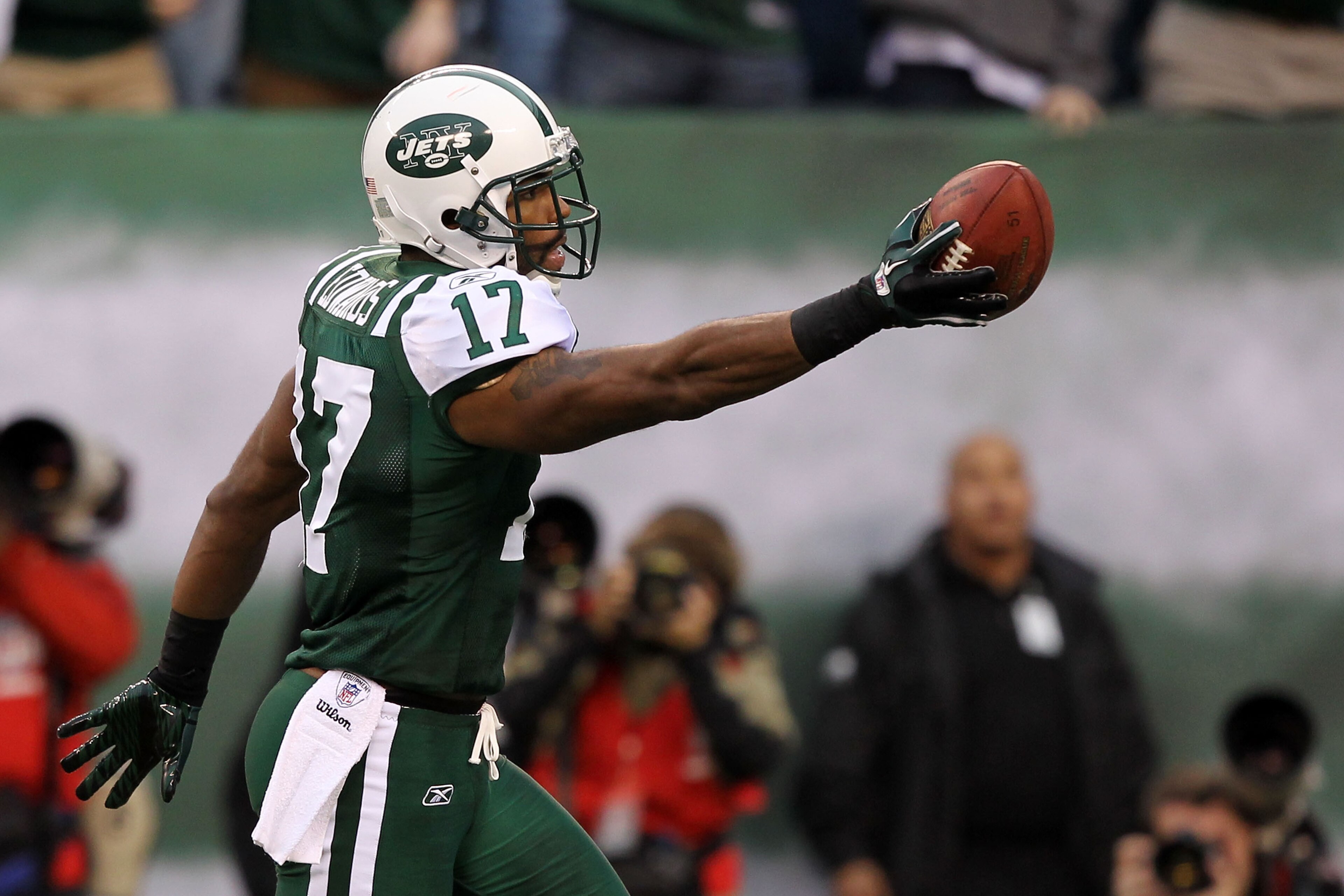 EAST RUTHERFORD, NJ - JANUARY 02: Braylon Edwards #17 of the New York Jets makes a third quarter touchdown against the Buffalo Bills at New Meadowlands Stadium on January 2, 2011 in East Rutherford, New Jersey. (Photo by Al Bello/Getty Images) EAST RUTHERFORD, NJ - JANUARY 02: Braylon Edwards #17 of the New York Jets makes a third quarter touchdown against the Buffalo Bills at New Meadowlands Stadium on January 2, 2011 in East Rutherford, New Jersey. (Photo by Al Bello/Getty Images)
