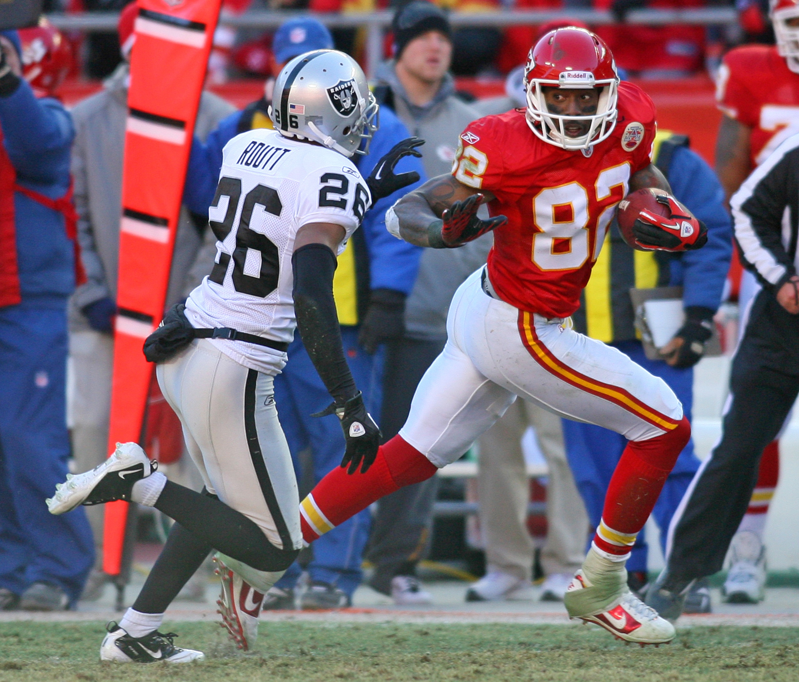 KANSAS CITY, MO - JANUARY 02:  Wide receiver Dwayne Bowe #82 of the Kansas City Chiefs runs down field in a game against the Oakland Raiders at Arrowhead Stadium on January 2, 2011 in Kansas City, Missouri.  (Photo by Tim Umphrey/Getty Images)