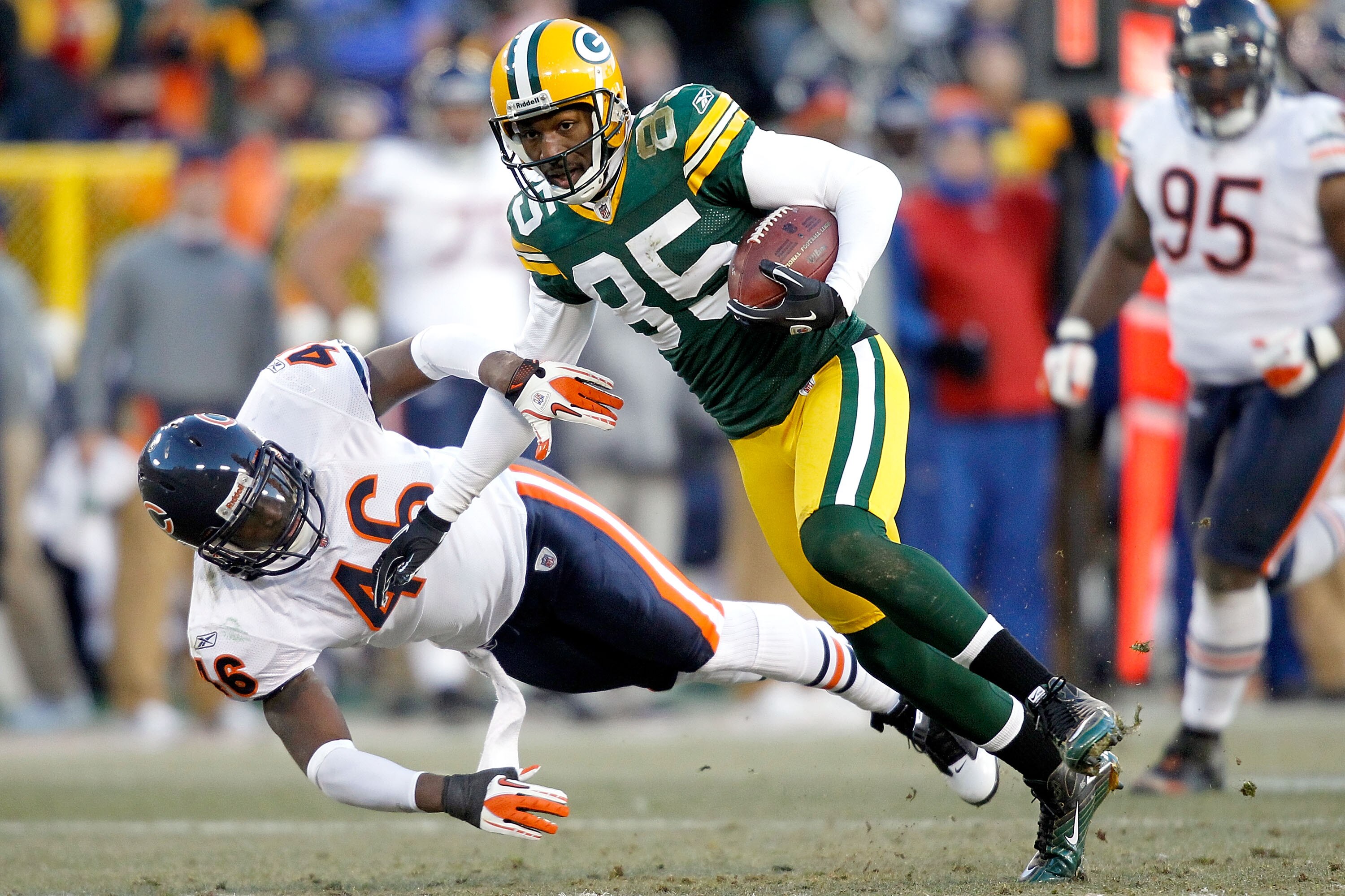 GREEN BAY, WI - JANUARY 02: Greg Jennings #85 of the Green Bay Packers carries the ball after making a reception against the Chicago Bears at Lambeau Field on January 2, 2011 in Green Bay, Wisconsin.  (Photo by Matthew Stockman/Getty Images)