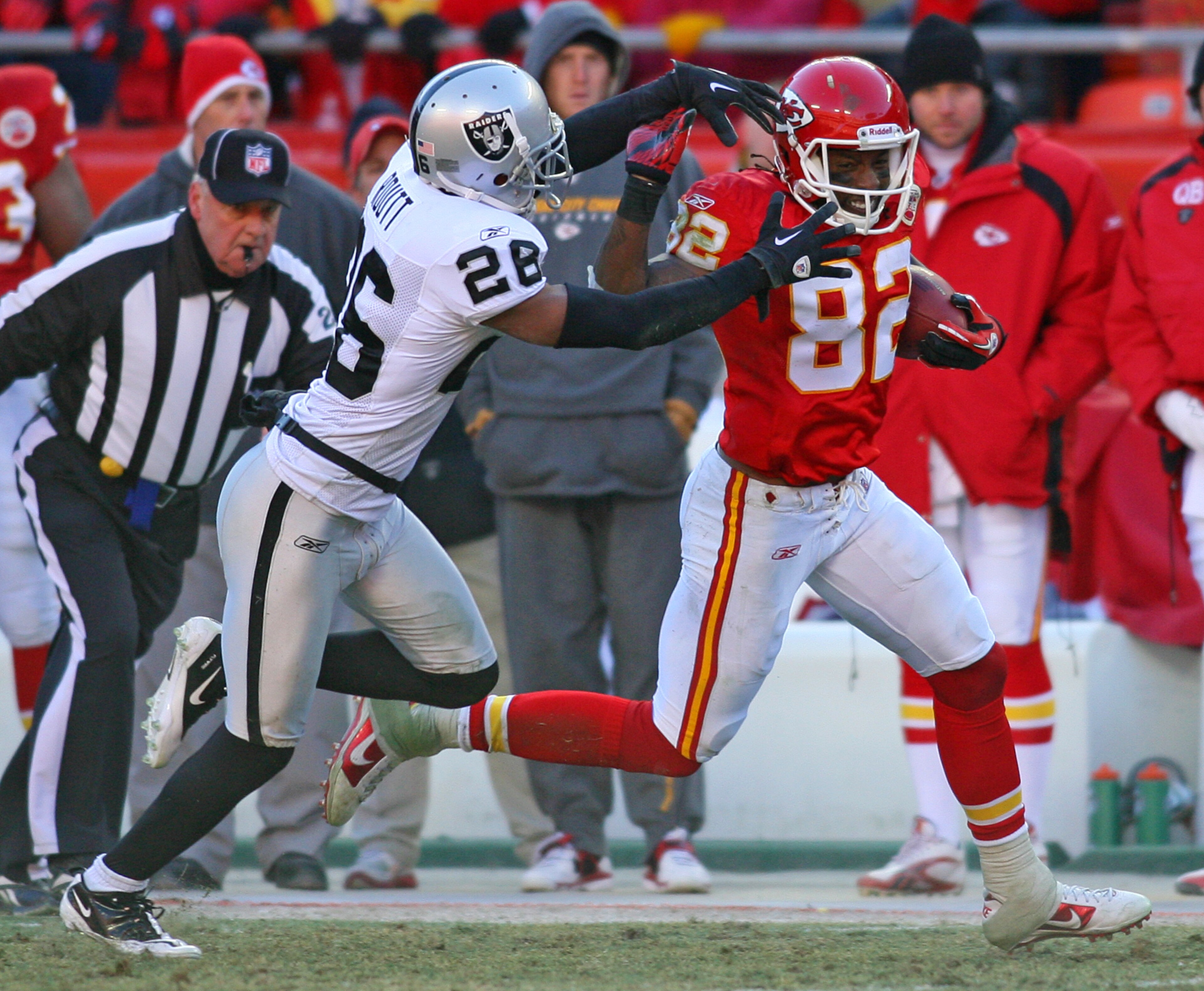 KANSAS CITY, MO - JANUARY 02: Wide receiver Dwayne Bowe #82 of the Kansas City Chiefs runs down field in a game against the Oakland Raiders at Arrowhead Stadium on January 2, 2011 in Kansas City, Missouri. (Photo by Tim Umphrey/Getty Images) KANSAS CITY, MO - JANUARY 02: Wide receiver Dwayne Bowe #82 of the Kansas City Chiefs runs down field in a game against the Oakland Raiders at Arrowhead Stadium on January 2, 2011 in Kansas City, Missouri. (Photo by Tim Umphrey/Getty Images)