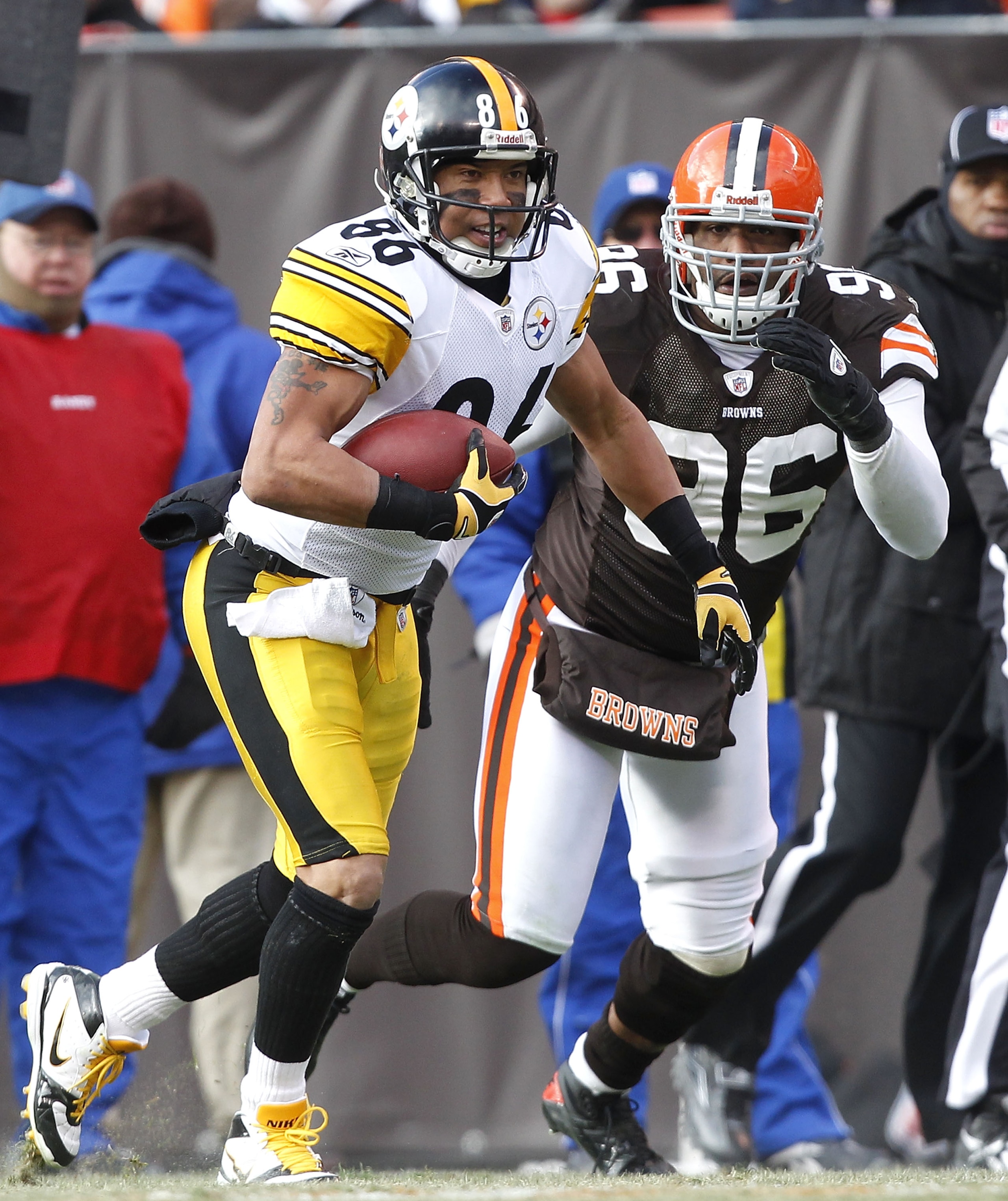 CLEVELAND, OH - JANUARY 02:  Wide receiver Hines Ward #86 of the Pittsburgh Steelers runs the ball by linebacker David Bowens #96 of the Cleveland Browns at Cleveland Browns Stadium on January 2, 2011 in Cleveland, Ohio.  (Photo by Matt Sullivan/Getty Ima