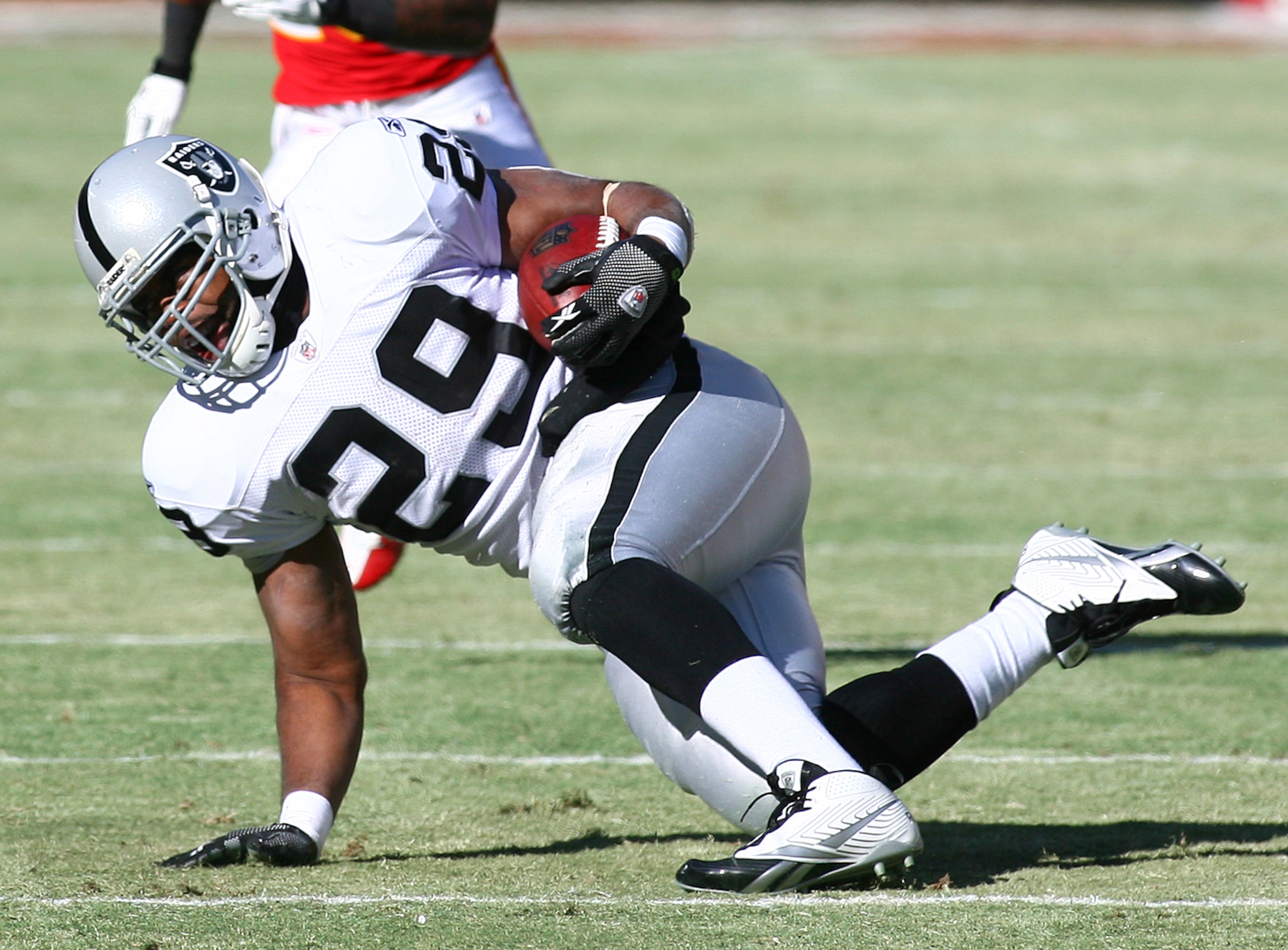 KANSAS CITY, MO - JANUARY 02:  Running back Michael Bush #29 of the Oakland Raiders runs down field in a game against the Kansas City Chiefs at Arrowhead Stadium on January 2, 2011 in Kansas City, Missouri.  (Photo by Tim Umphrey/Getty Images)