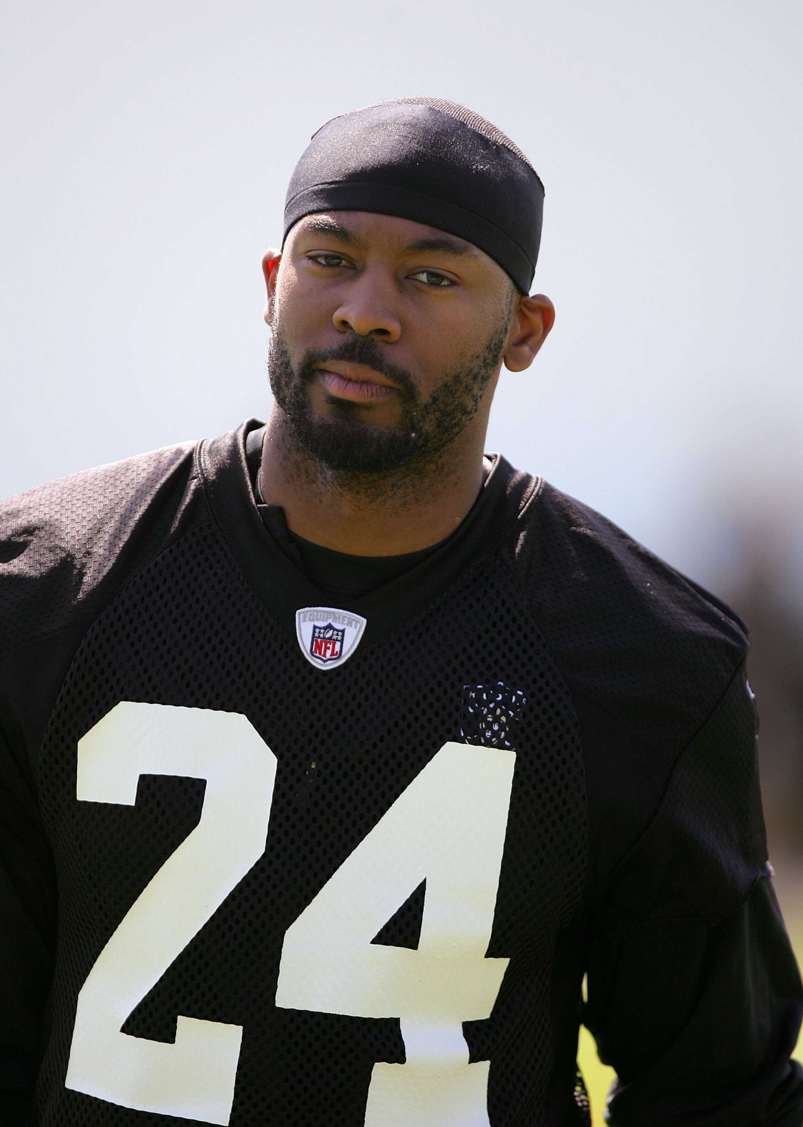 ALAMEDA, CA - MAY 08:  Michael Huff #24 of the Oakland Raiders takes a break during the Raiders minicamp at the team's permanent training facility on May 8, 2009 in Alameda, California.  (Photo by Ezra Shaw/Getty Images)