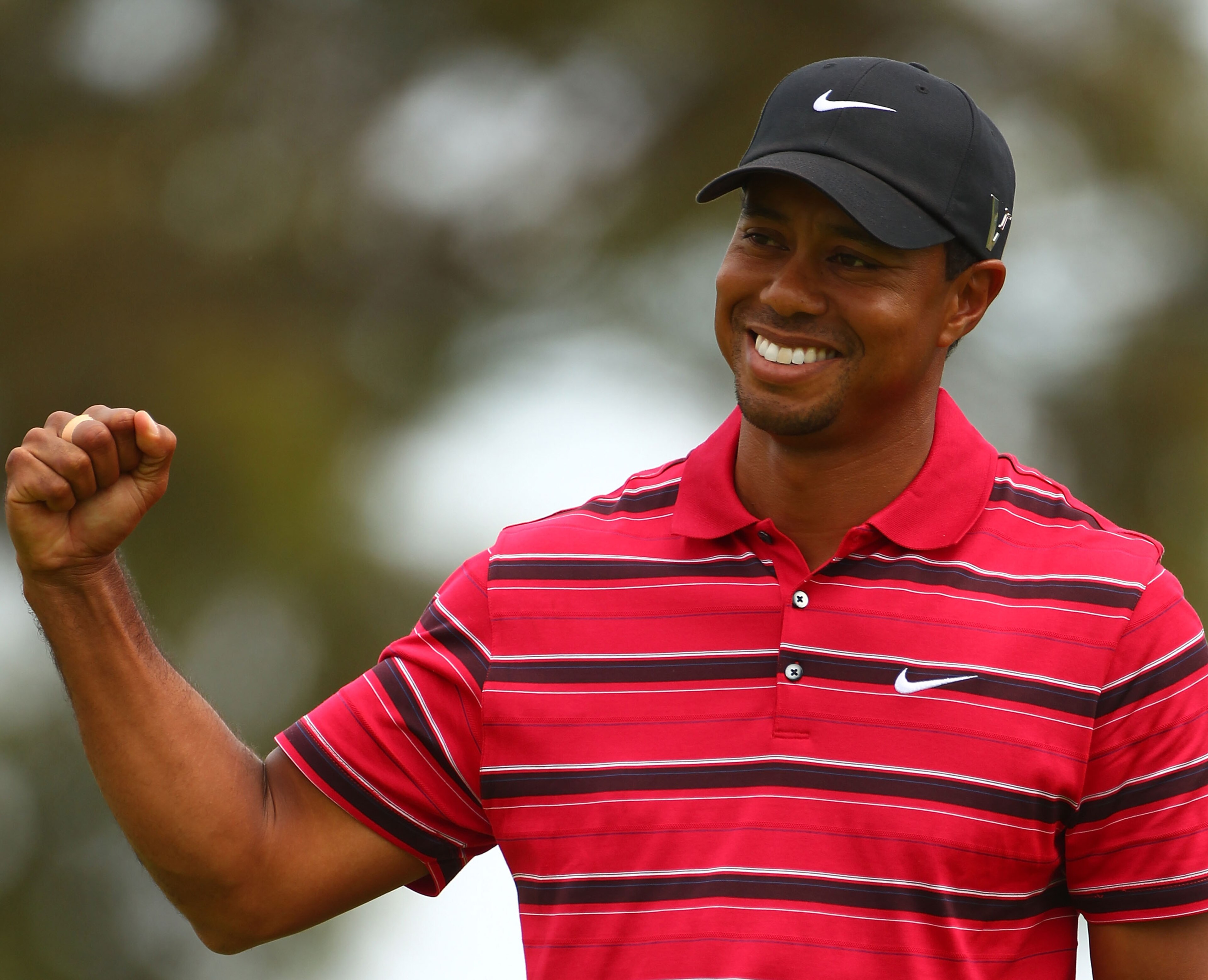 MELBOURNE, AUSTRALIA - NOVEMBER 14:  Tiger Woods of the USA celebrates sinking a putt during day four of the Australian Masters at The Victoria Golf Club on November 14, 2010 in Melbourne, Australia.  (Photo by Robert Cianflone/Getty Images)