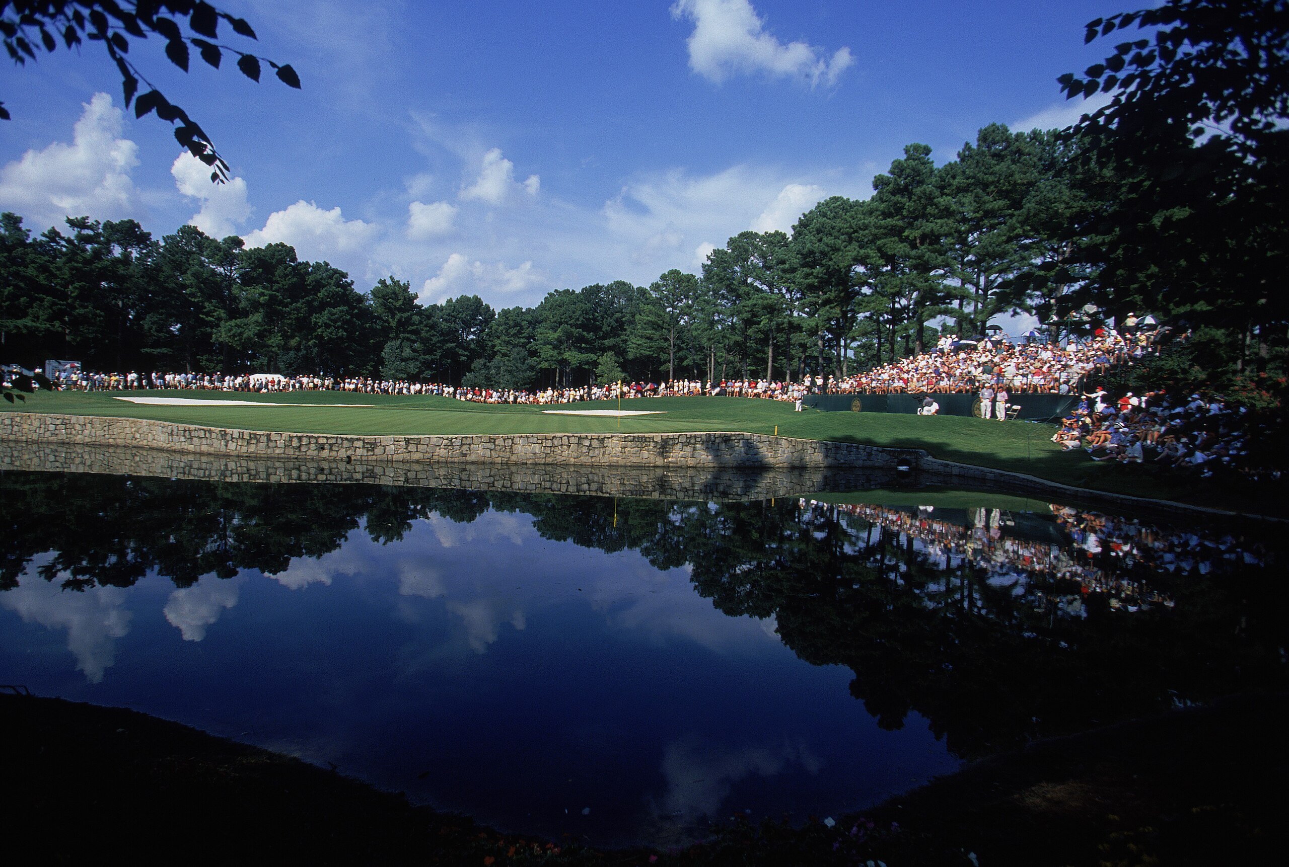 19 Aug 2001:   A general view shows the crowds around the green during the PGA Championships at the Atlanta Athletic Club in Duluth, Georgia.Mandatory Credit: David Cannon  /Allsport