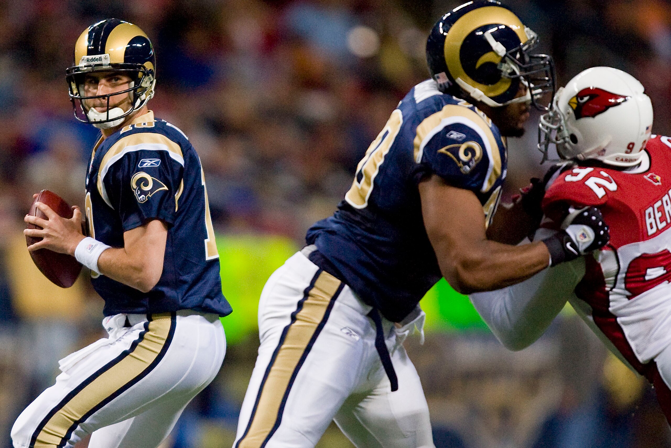 ST. LOUIS - NOVEMBER 22: Marc Bulger #10 of the St. Louis Rams looks to pass against the Arizona Cardinals at the Edward Jones Dome on November 22, 2009 in St. Louis, Missouri.  The Cardinals beat the Rams 21-13.  (Photo by Dilip Vishwanat/Getty Images)