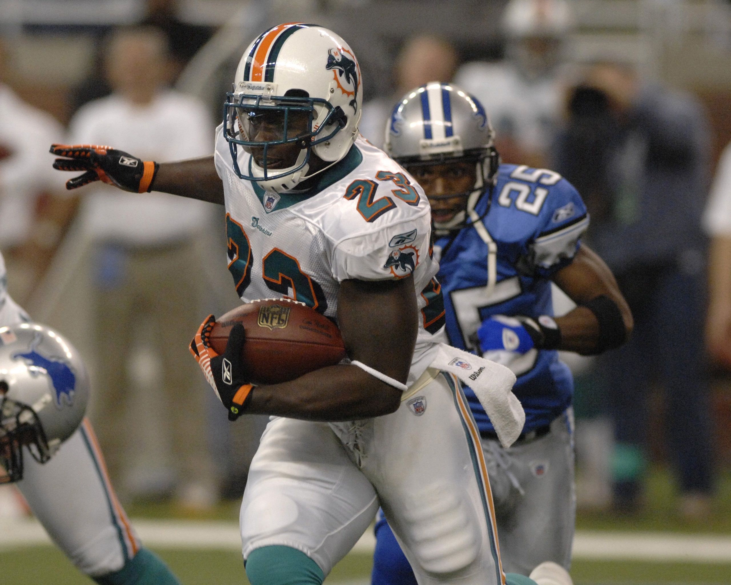 Miami Dolphins running back Ronnie Brown against the Detroit Lions in a Thanksgiving Day game Nov. 23, 2006 in Detroit. The Dolphins won 21 - 10.  (Photo by Al Messerschmidt/Getty Images)