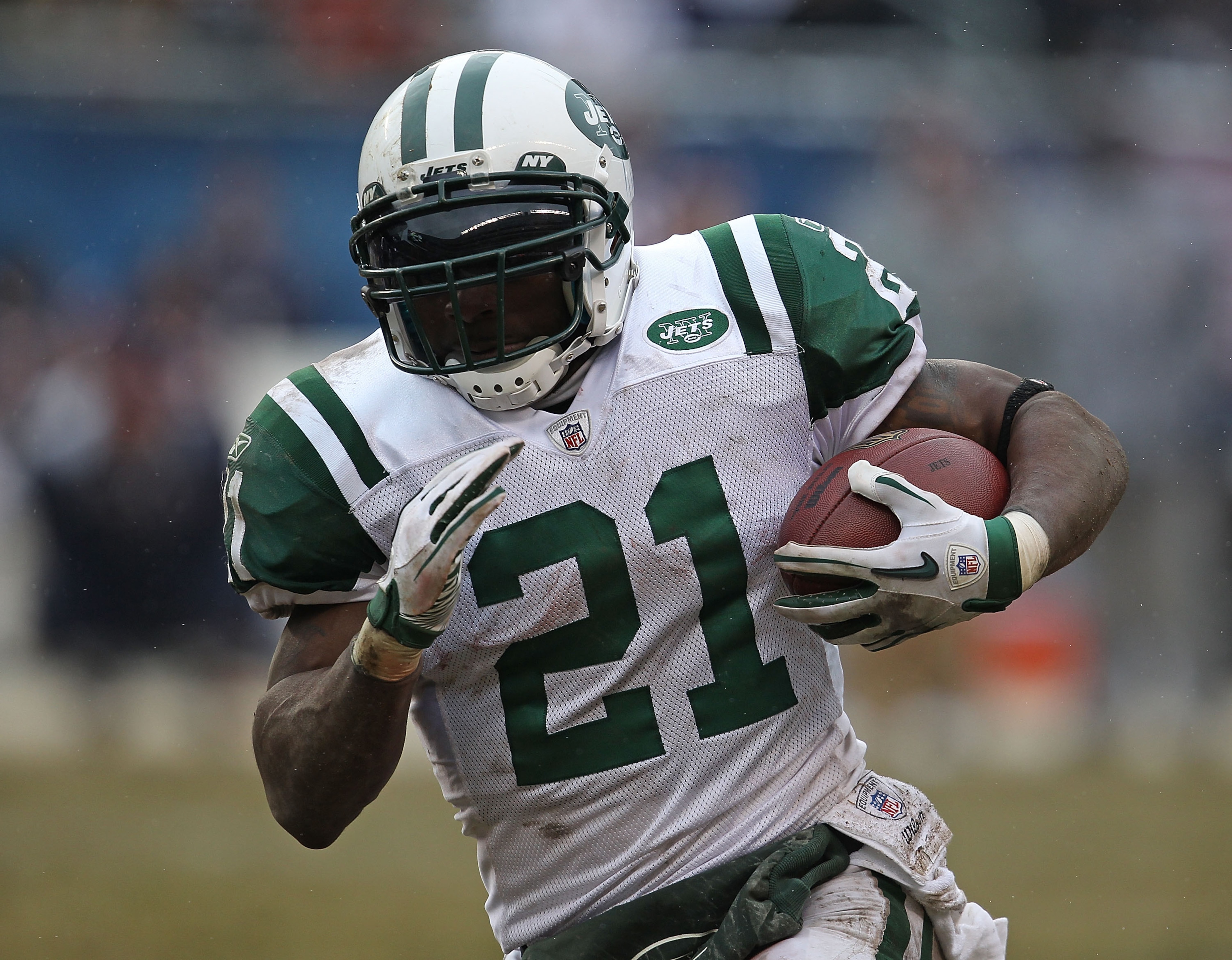 CHICAGO, IL - DECEMBER 26: LaDainian Thomlinson #21 of the New York Jets runs against the Chicago Bears at Soldier Field on December 26, 2010 in Chicago, Illinois. The Bears defeated the Jets 38-34.  (Photo by Jonathan Daniel/Getty Images)