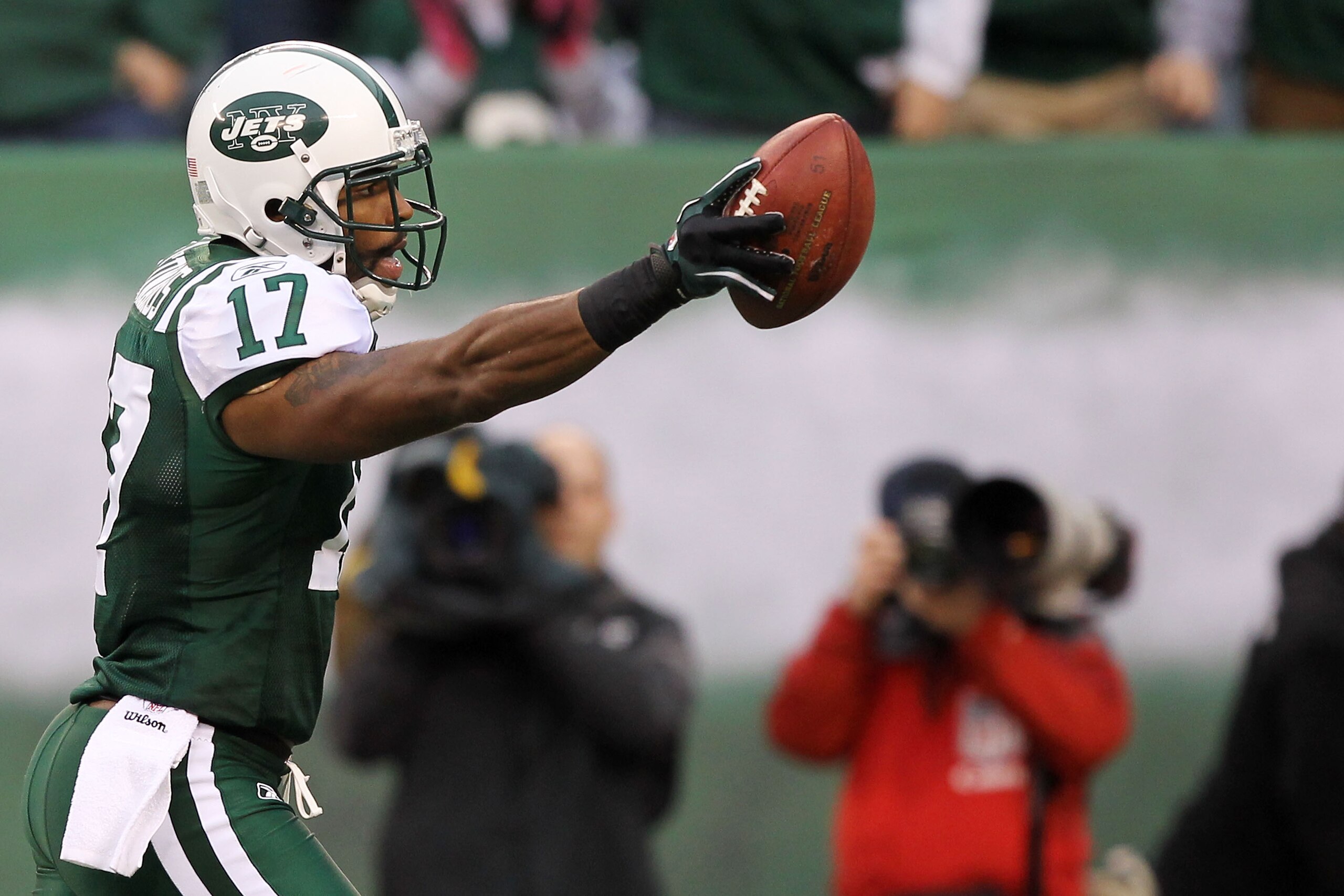 EAST RUTHERFORD, NJ - JANUARY 02:  Braylon Edwards #17 of the New York Jets makes a third quarter touchdown against the Buffalo Bills at New Meadowlands Stadium on January 2, 2011 in East Rutherford, New Jersey.  (Photo by Al Bello/Getty Images)