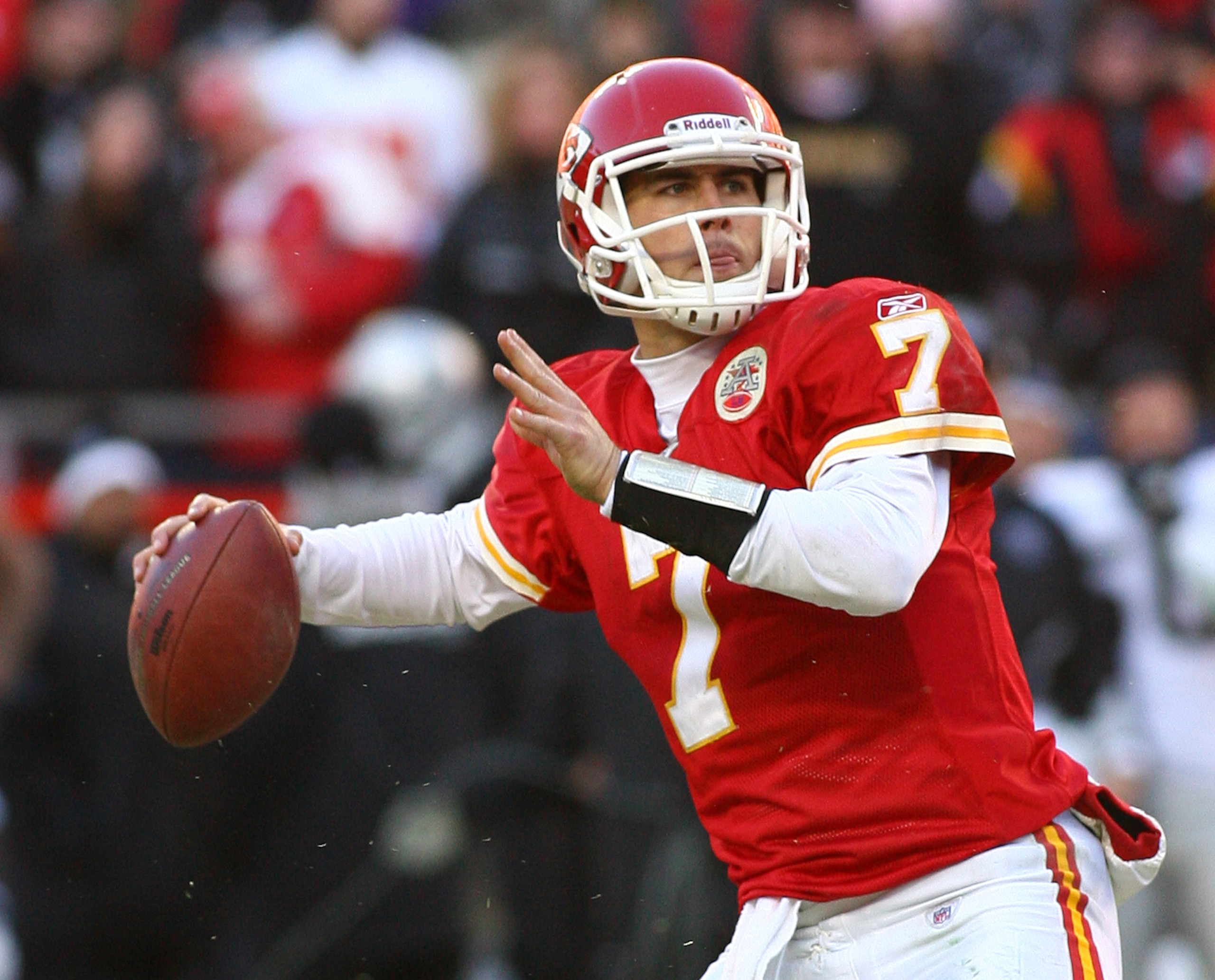 KANSAS CITY, MO - JANUARY 02:  Quarterback Matt Cassel #7 of the Kansas City Chiefs throws a pass in a game against the Oakland Raiders at Arrowhead Stadium on January 2, 2011 in Kansas City, Missouri.  (Photo by Tim Umphrey/Getty Images)