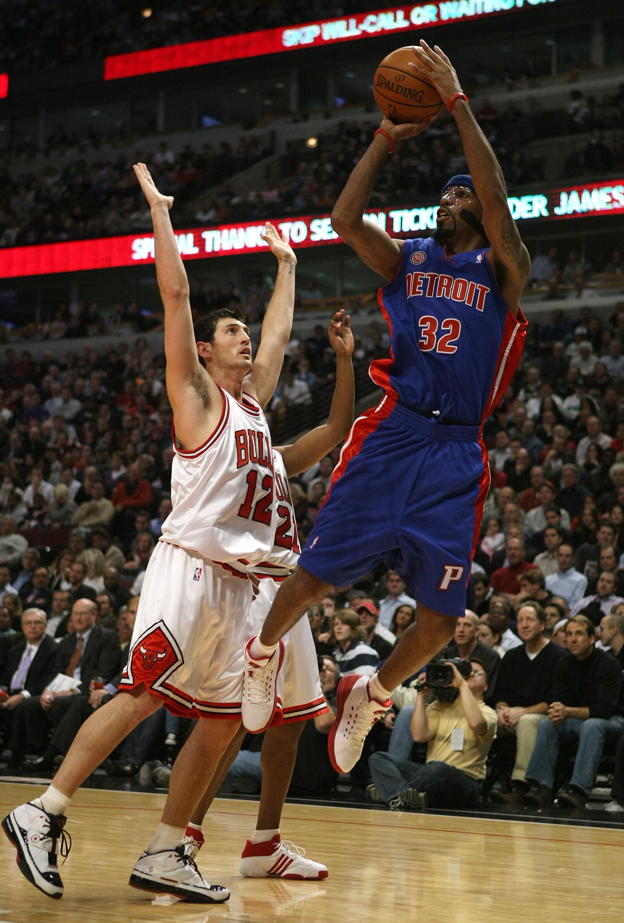 CHICAGO - NOVEMBER 08:  Richard Hamilton #32 of the Detroit Pistons attempts a shot against Kirk Hinrich #12 of the Chicago Bulls at the United Center on November 8, 2007 in Chicago, Illinois.  (Photo by Jonathan Daniel/Getty Images)