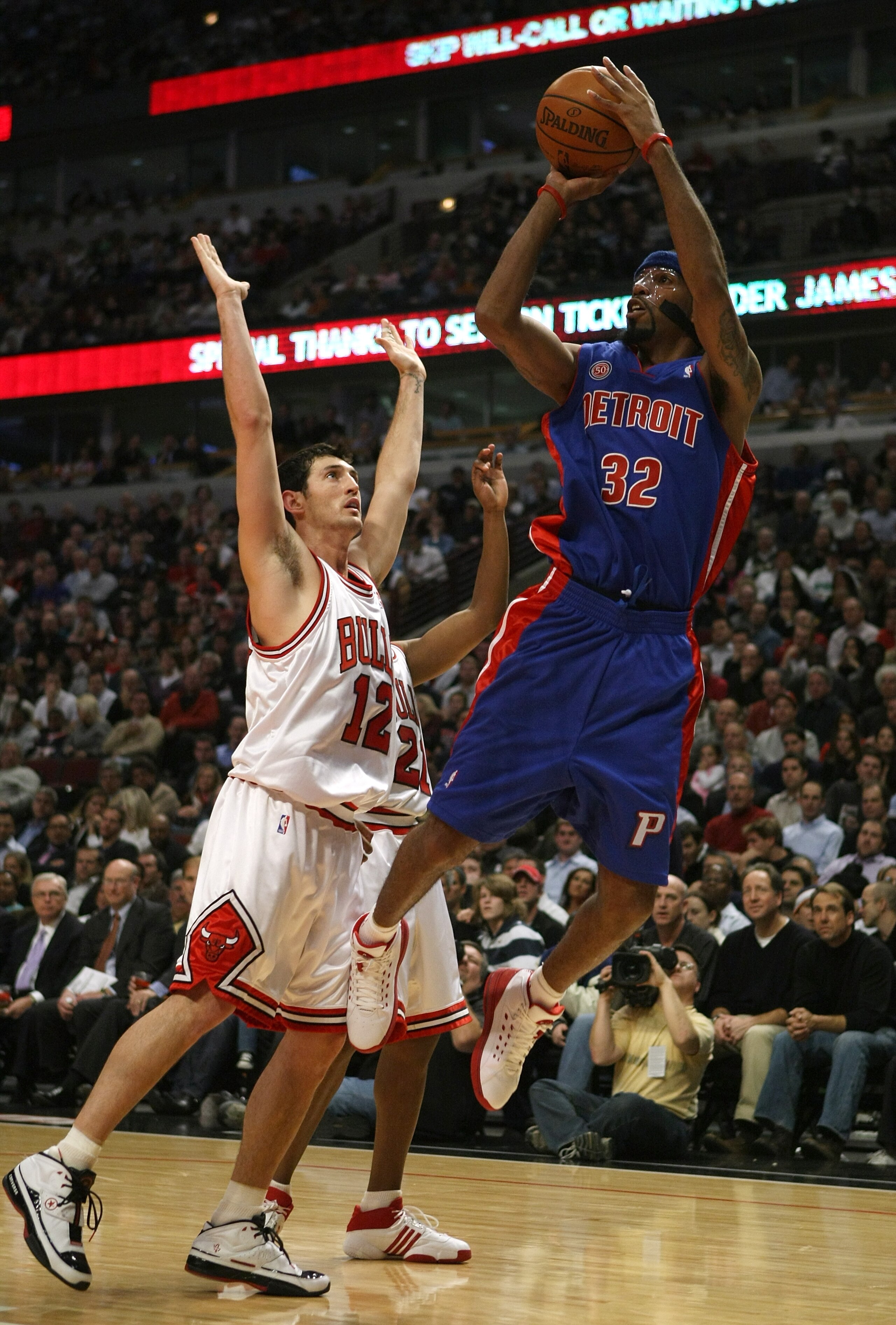 CHICAGO - NOVEMBER 08: Richard Hamilton #32 of the Detroit Pistons attempts a shot against Kirk Hinrich #12 of the Chicago Bulls at the United Center on November 8, 2007 in Chicago, Illinois. (Photo by Jonathan Daniel/Getty Images) CHICAGO - NOVEMBER 08: Richard Hamilton #32 of the Detroit Pistons attempts a shot against Kirk Hinrich #12 of the Chicago Bulls at the United Center on November 8, 2007 in Chicago, Illinois. (Photo by Jonathan Daniel/Getty Images)