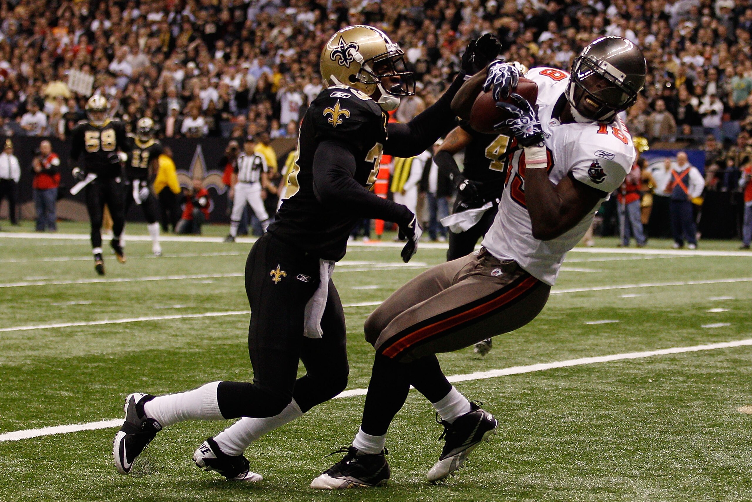 NEW ORLEANS, LA - JANUARY 02: Mike Williams #19 of the Tampa Bay Buccaneers catches a touchdown pass over Jabari Greer #33 of the New Orleans Saints at the Louisiana Superdome on January 2, 2011 in New Orleans, Louisiana. The Buccaneers defeated the Sai NEW ORLEANS, LA - JANUARY 02: Mike Williams #19 of the Tampa Bay Buccaneers catches a touchdown pass over Jabari Greer #33 of the New Orleans Saints at the Louisiana Superdome on January 2, 2011 in New Orleans, Louisiana. The Buccaneers defeated the Sai