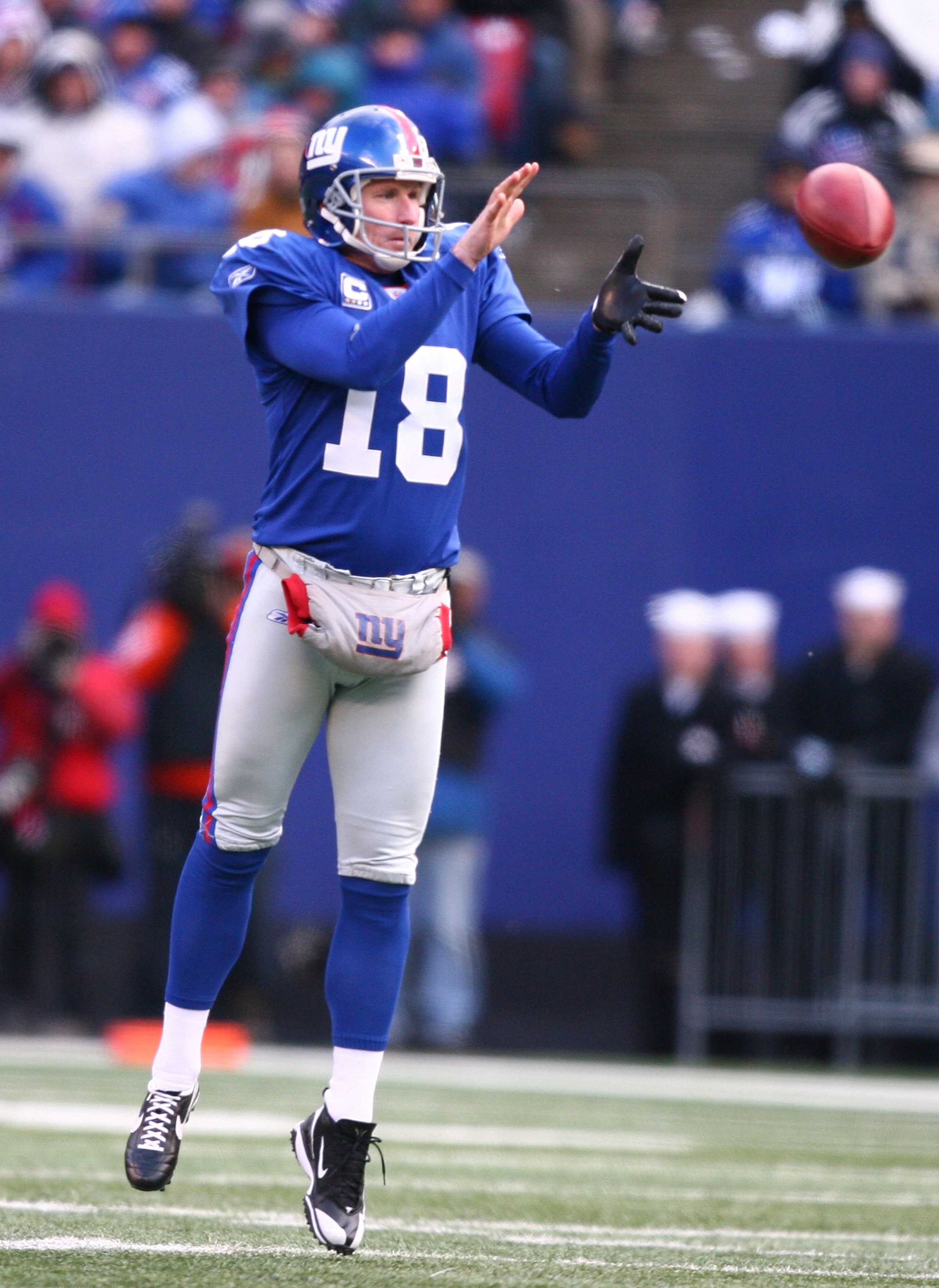 EAST RUTHERFORD, NJ - DECEMBER 07:  Jeff Feagles #18 of the New York Giants punts against the Philadelphia Eagles during their game on December 7, 2008 at Giants Stadium in East Rutherford, New Jersey.  (Photo by Al Bello/Getty Images)