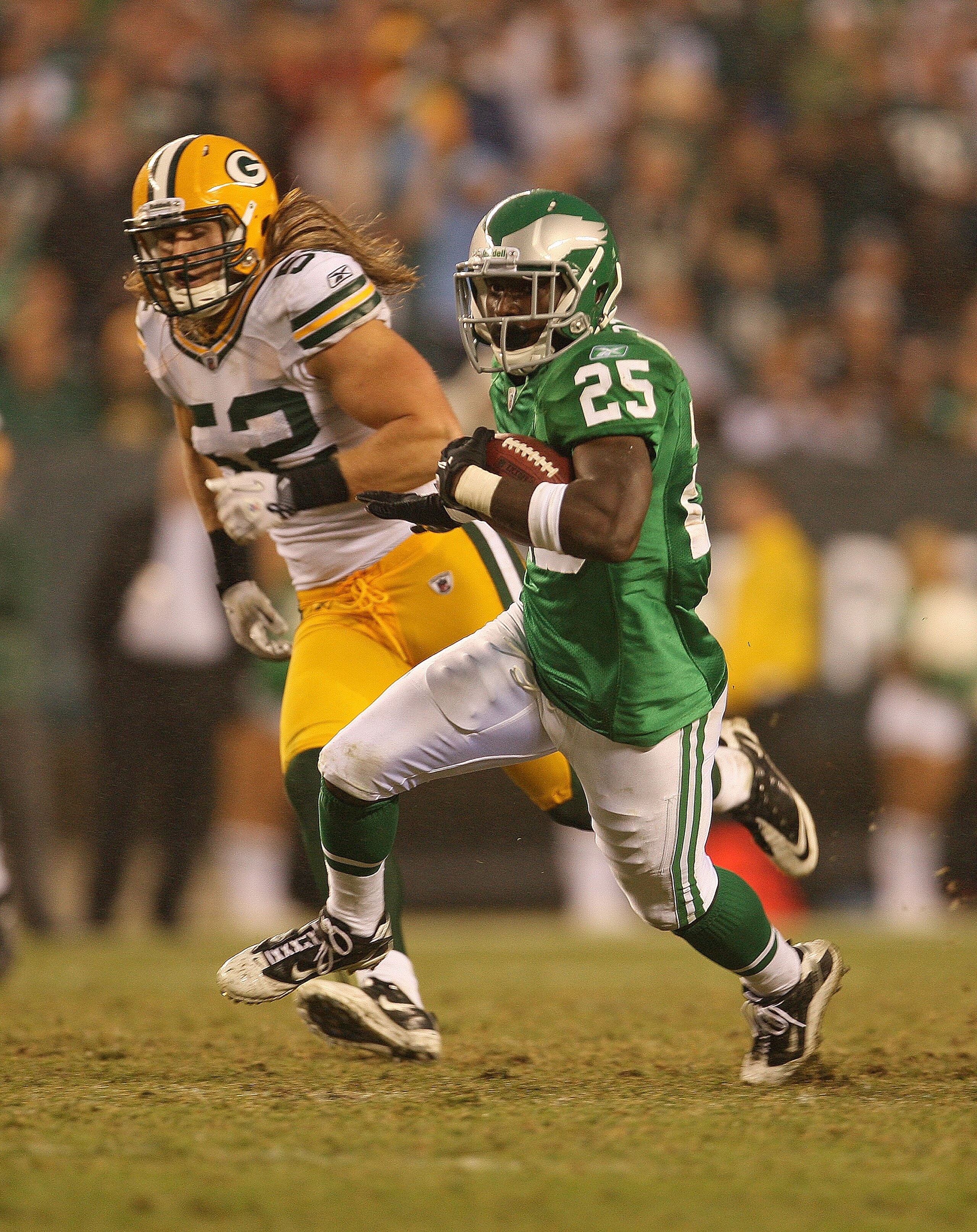 PHILADELPHIA - SEPTEMBER 12:  LeSean McCoy #25 of the Philadelphia Eagles rushes during a game against the Green Bay Packers at Lincoln Financial Field on September 12, 2010 in Philadelphia, Pennsylvania.  (Photo by Mike Ehrmann/Getty Images)