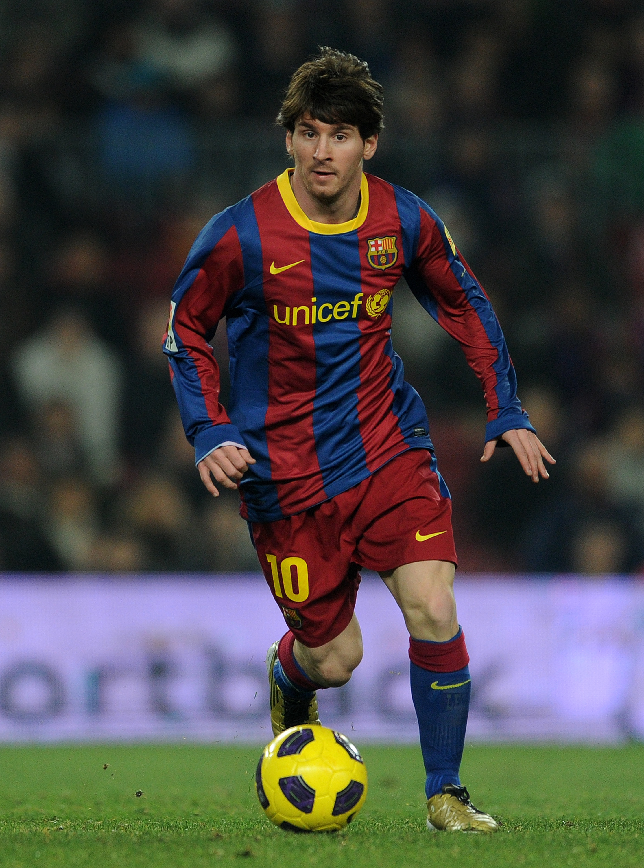 BARCELONA, SPAIN - DECEMBER 21:  Lionel Messi of Barcelona runs with the ball during the round of last 16 Copa del Rey match between FC Barcelona and Athletic Bilbao at the Camp Nou stadium on December 21, 2010 in Barcelona, Spain.  (Photo by Jasper Juine