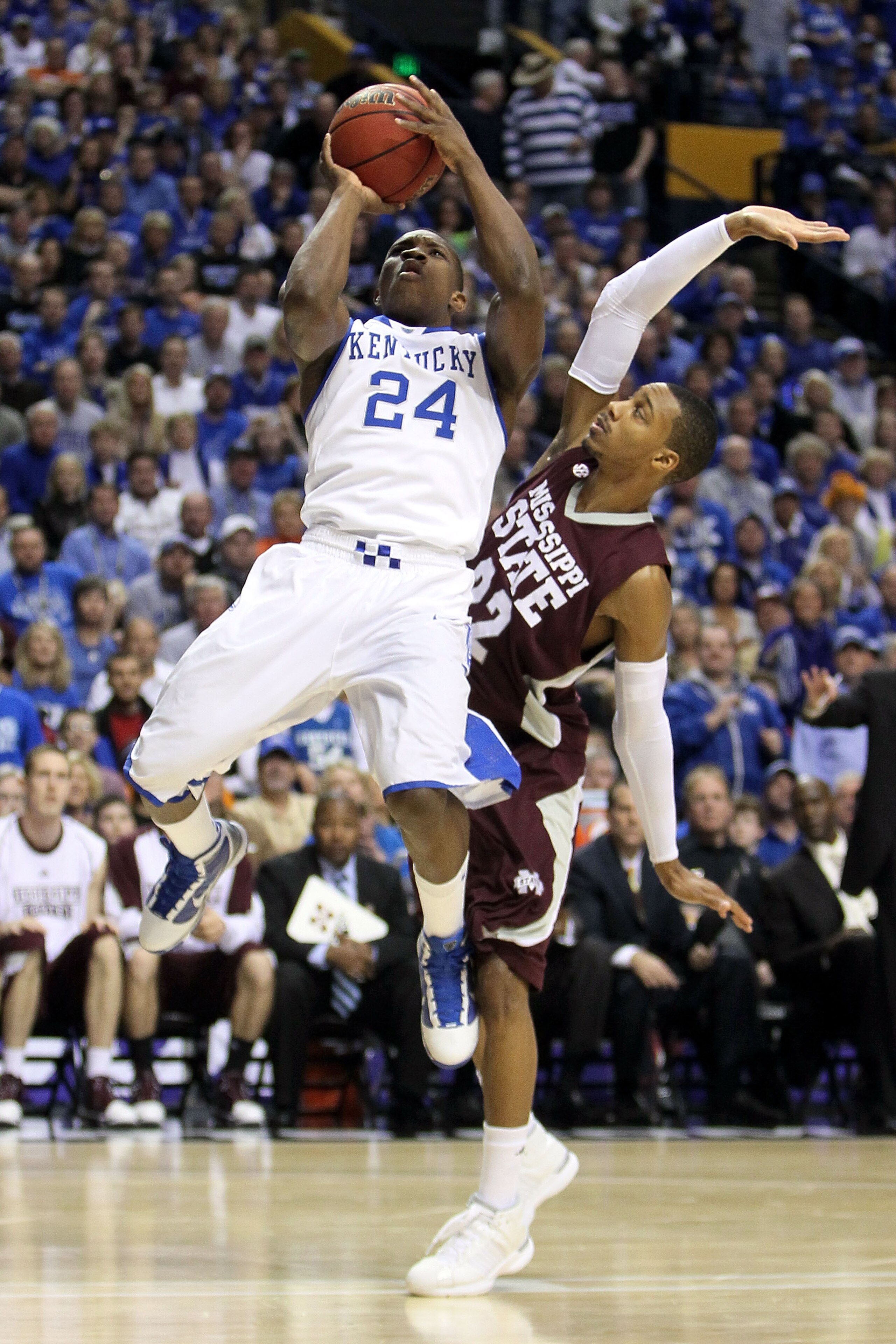 NASHVILLE, TN - MARCH 14: Eric Bledsoe #24 of the Kentucky Wildcats drives for a shot attempt against Barry Stewart #22 of the Mississippi State Bulldogs during the final of the SEC Men's Basketball Tournament at the Bridgestone Arena on March 14, 2010 i NASHVILLE, TN - MARCH 14: Eric Bledsoe #24 of the Kentucky Wildcats drives for a shot attempt against Barry Stewart #22 of the Mississippi State Bulldogs during the final of the SEC Men's Basketball Tournament at the Bridgestone Arena on March 14, 2010 i