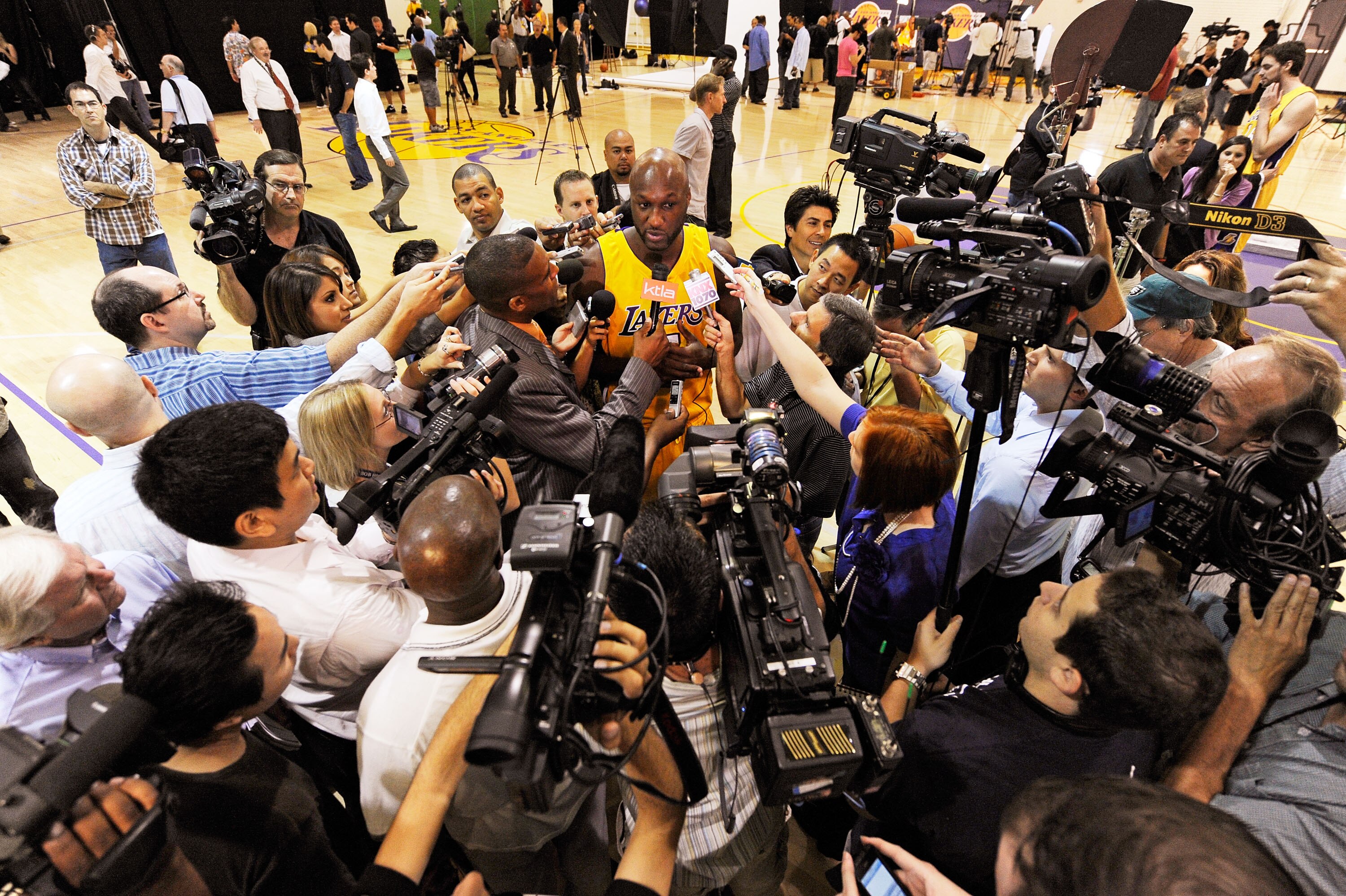 EL SEGUNDO, CA - SEPTEMBER 29:  Lamar Odom #7 (C) of the Los Angeles Lakers is surrounded by a crush of reporters during Lakers media day at the Lakers training facility on September 29, 2009 in El Segundo, California.  Odom married Khloe Kardashian over