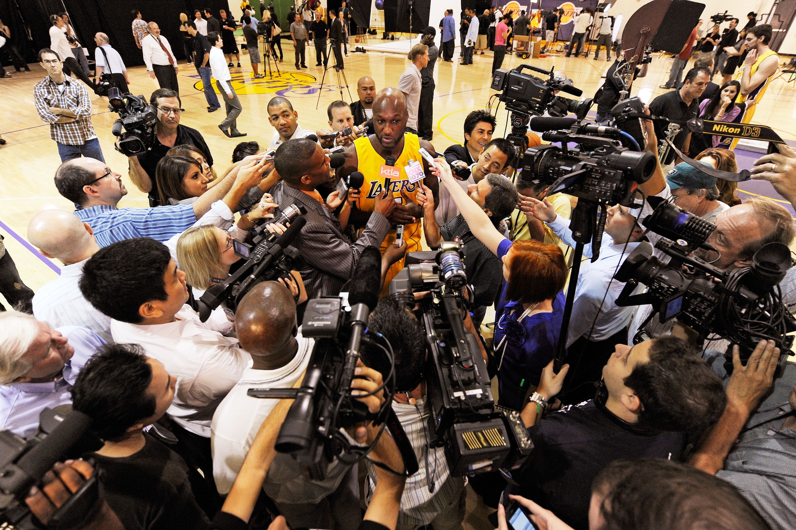EL SEGUNDO, CA - SEPTEMBER 29:  Lamar Odom #7 (C) of the Los Angeles Lakers is surrounded by a crush of reporters during Lakers media day at the Lakers training facility on September 29, 2009 in El Segundo, California.  Odom married Khloe Kardashian over