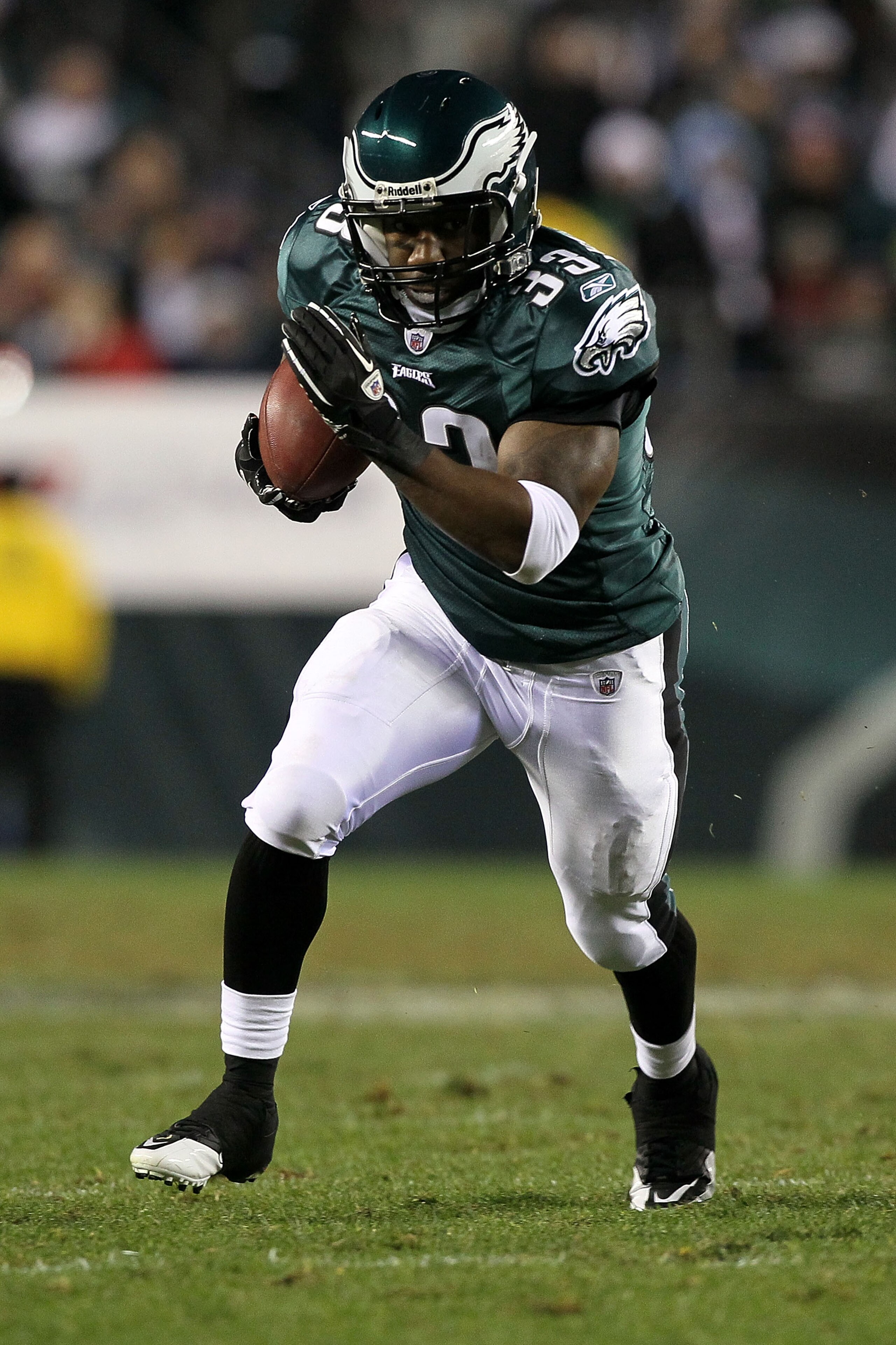 PHILADELPHIA, PA - DECEMBER 02:  Jerome Harrison #33 of the Philadelphia Eagles runs with the ball against the Houston Texans at Lincoln Financial Field on December 2, 2010 in Philadelphia, Pennsylvania.  (Photo by Jim McIsaac/Getty Images)