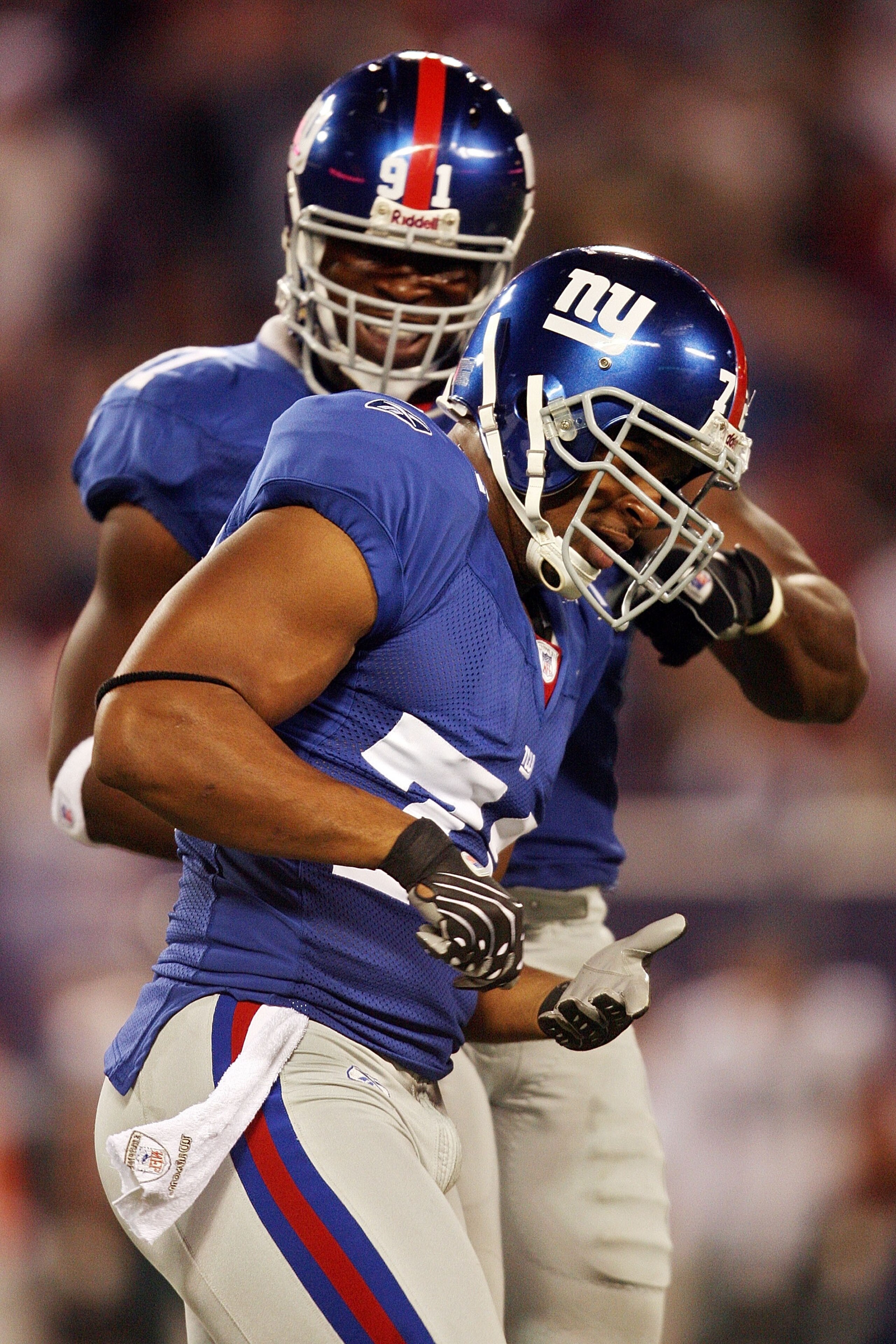 EAST RUTHERFORD, NJ - SEPTEMBER 30:  Osi Umenyiora #72 of the New York Giants celebrates a sack against the Philadelphia Eagles with teammate Justin Tuck #91 at Giants Stadium on September 30, 2007 in East Rutherford, New Jersey.  (Photo by Nick Laham/Get