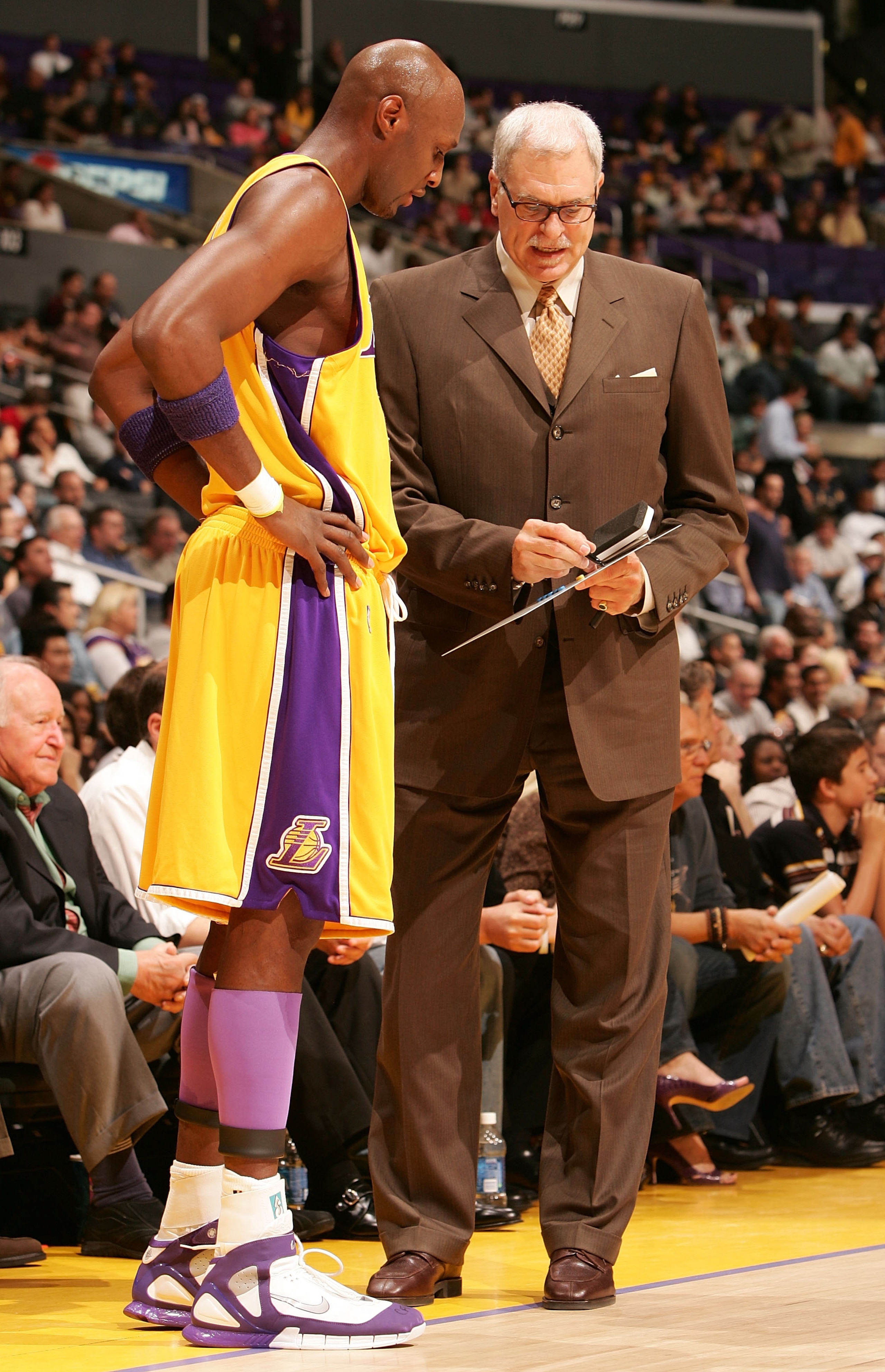 LOS ANGELES, CA - NOVEMBER 16:  Head coach Phil Jackson (R) and Lamar Odom #7 (L) of the Los Angeles Lakers talk during a stop in play against the New York Knicks November 16, 2005 at Staples Center in Los Angeles, California. NOTE TO USER: User expressly
