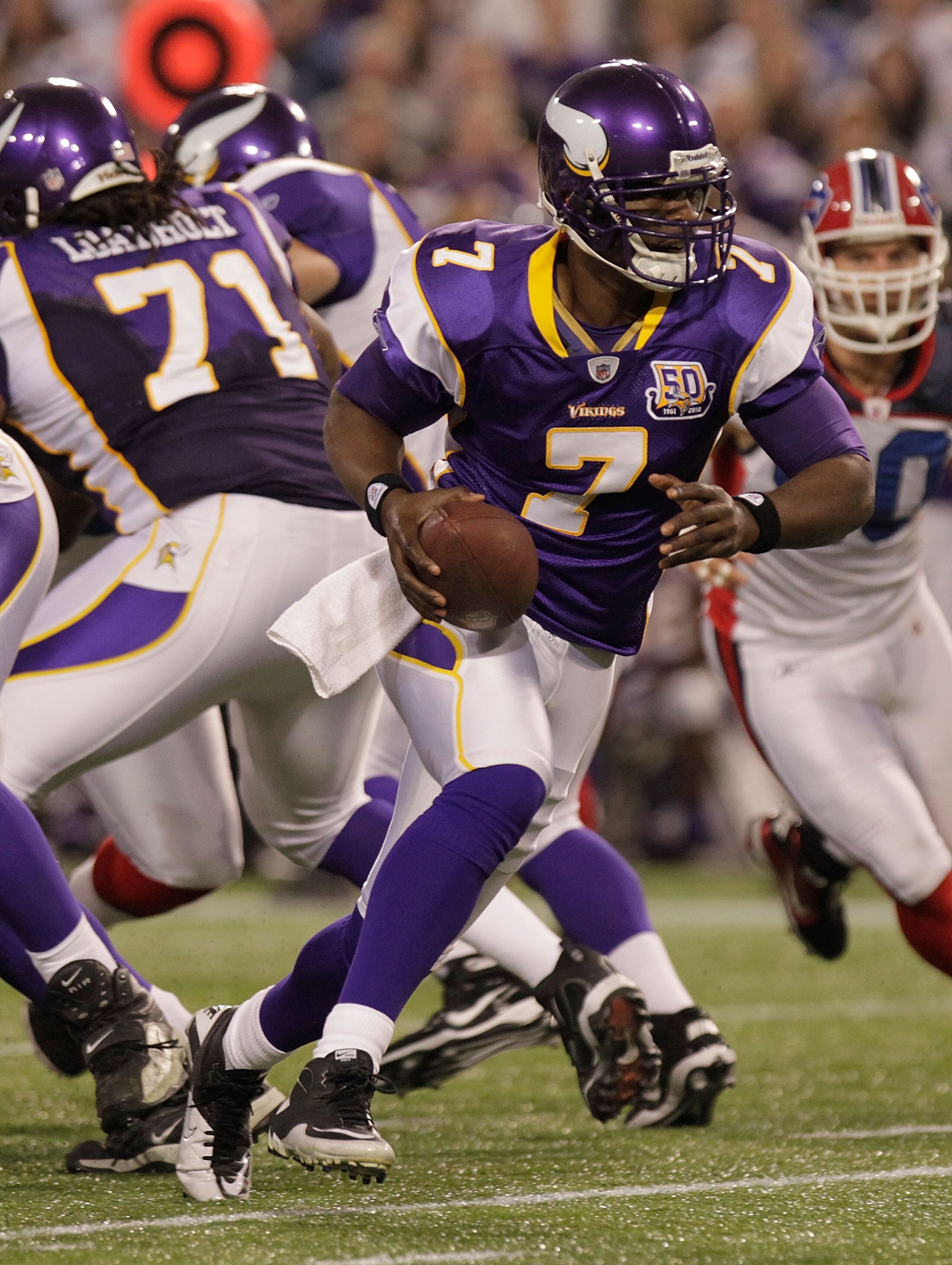MINNEAPOLIS, MN - DECEMBER 05:  Tavaris Jackson #7 of the Minnesota Vikings drops back against the Buffalo Bills at the Mall of America Field at the Hubert H. Humphrey Metrodome on December 5, 2010 in Minneapolis, Minnesota.  (Photo by Nick Laham/Getty Im