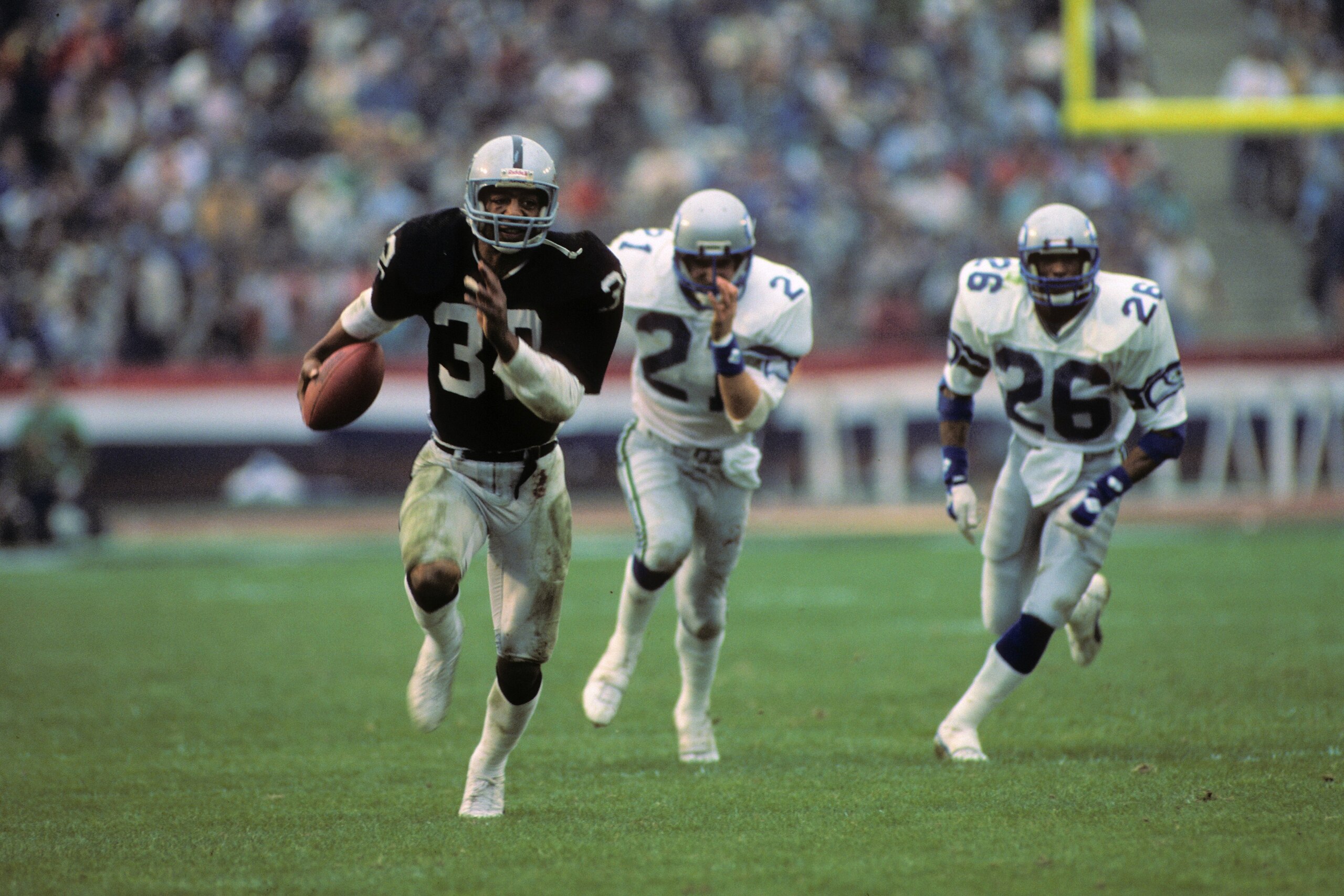 LOS ANGELES, CA - JANUARY 8:  Marcus Allen #32 of the Los Angeles Raiders runs the ball during the AFC Championship game against the Seattle Seahawks at the Los Angeles Memorial Coliseum on January 8, 1984 in Los Angeles, California.  The Raiders won 30-1
