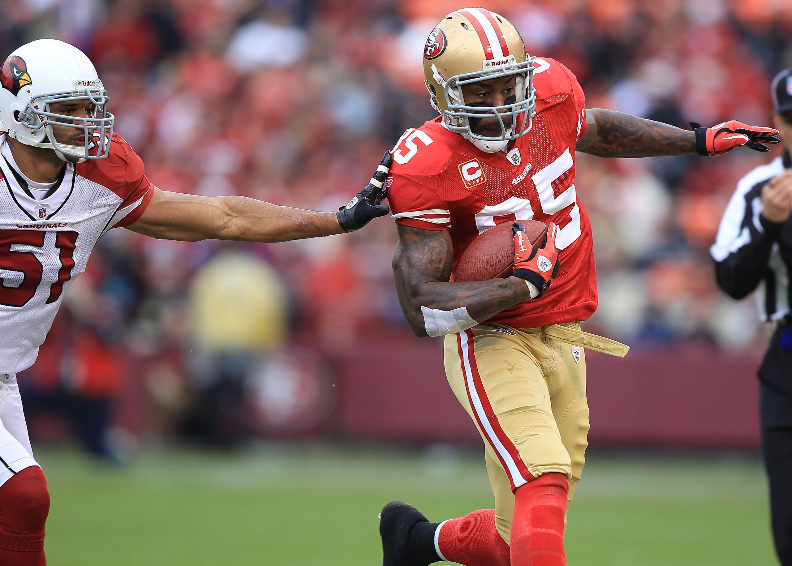 SAN FRANCISCO, CA - JANUARY 02: Vernon Davis #85 of the San Francisco 49ers runs after a catch against Paris Lenon #51 of the Arizona Cardinals during an NFL game at Candlestick Park on January 2, 2011 in San Francisco, California. (Photo by Jed Jacob SAN FRANCISCO, CA - JANUARY 02: Vernon Davis #85 of the San Francisco 49ers runs after a catch against Paris Lenon #51 of the Arizona Cardinals during an NFL game at Candlestick Park on January 2, 2011 in San Francisco, California. (Photo by Jed Jacob
