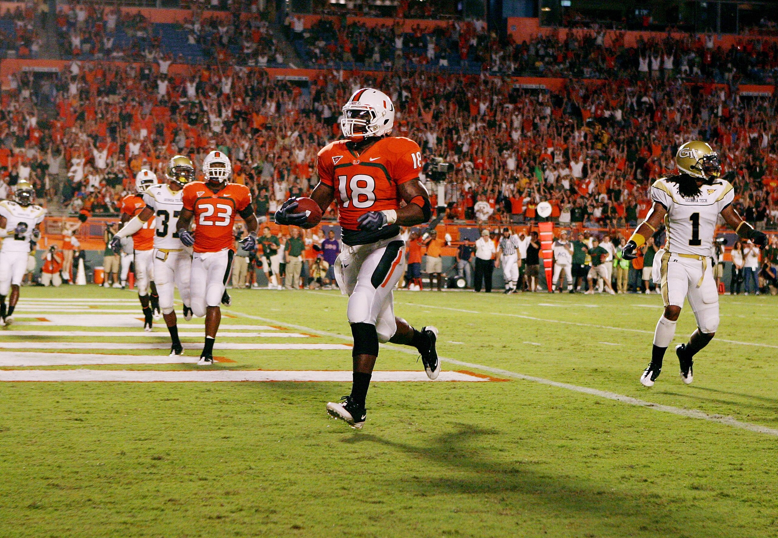 FORT LAUDERDALE, FL - SEPTEMBER 17:  Tight end Dedrick Epps #18 of the Miami Hurricanes breaks away for a touchdown against the Georgia Tech Yellow Jackets at Land Shark Stadium on September 17, 2009 in Fort Lauderdale, Florida.  (Photo by Doug Benc/Getty