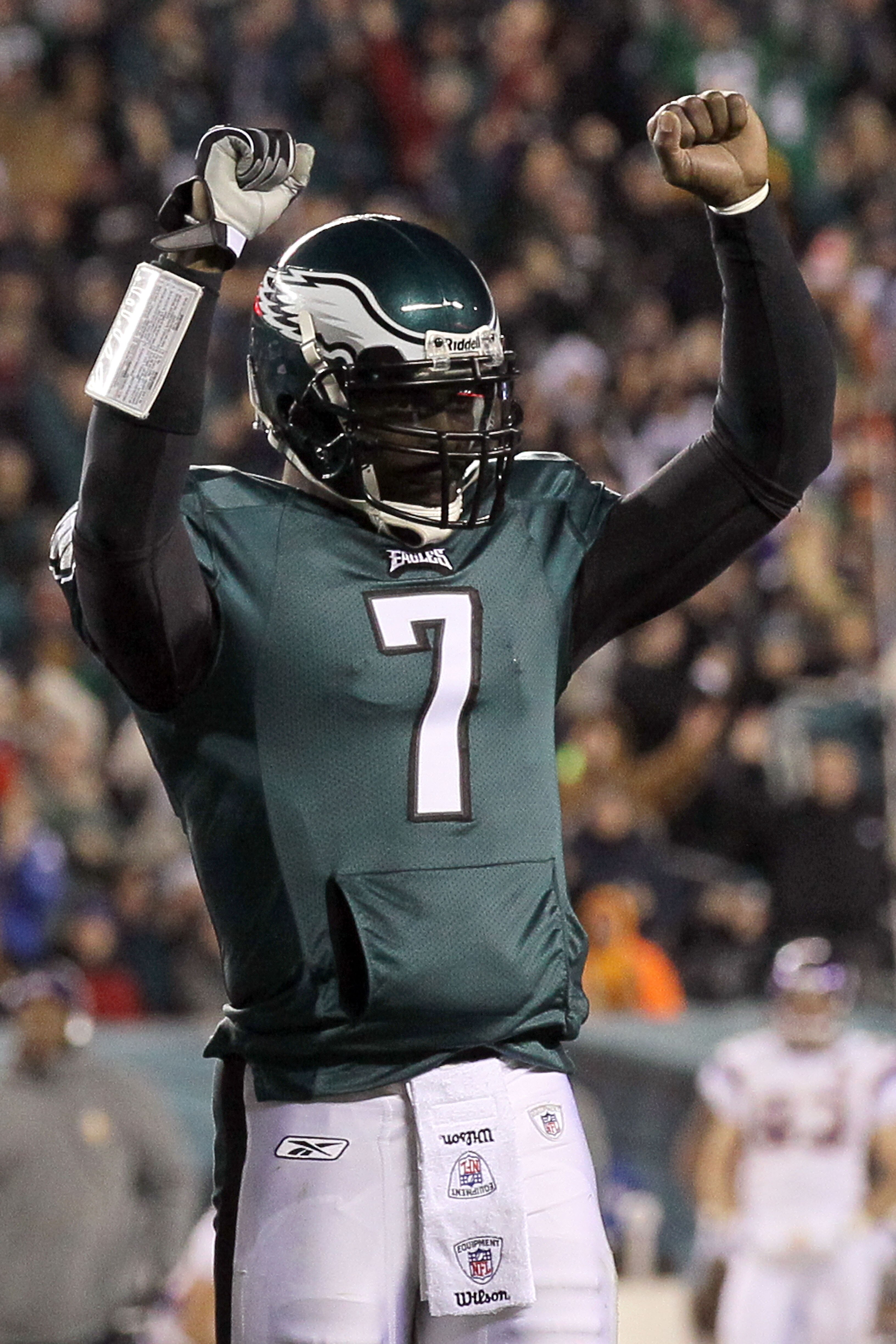 PHILADELPHIA, PA - DECEMBER 28: Michael Vick #7 of the Philadelphia Eagles celebrates after a touchdown against the Minnesota Vikings at Lincoln Financial Field on December 28, 2010 in Philadelphia, Pennsylvania. (Photo by Jim McIsaac/Getty Images)