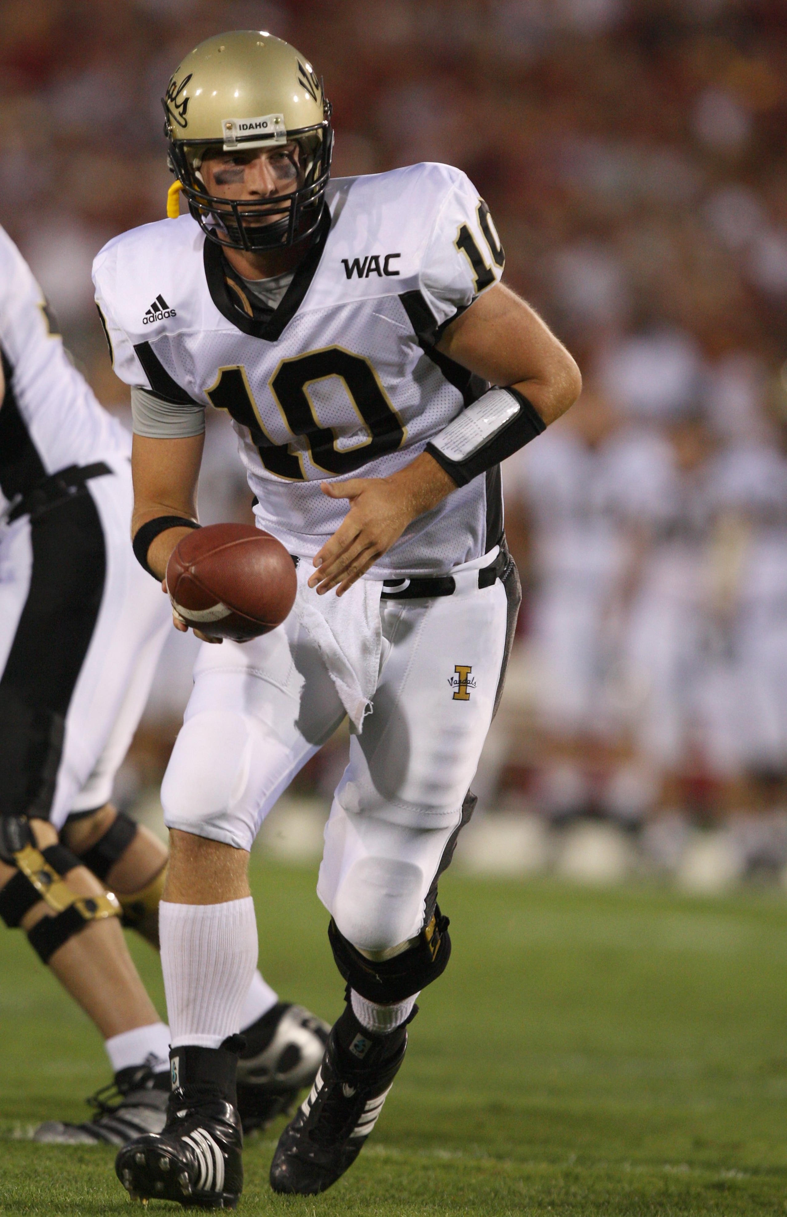 LOS ANGELES, CA - SEPTEMBER 01: Nathan Enderle #10 of the University of Idaho Vandals hands off the ball during the game against the USC Trojans at the Los Angeles Memorial Coliseum on September 1, 2007 in Los Angeles, California.  (Photo by Lisa Blumenfe