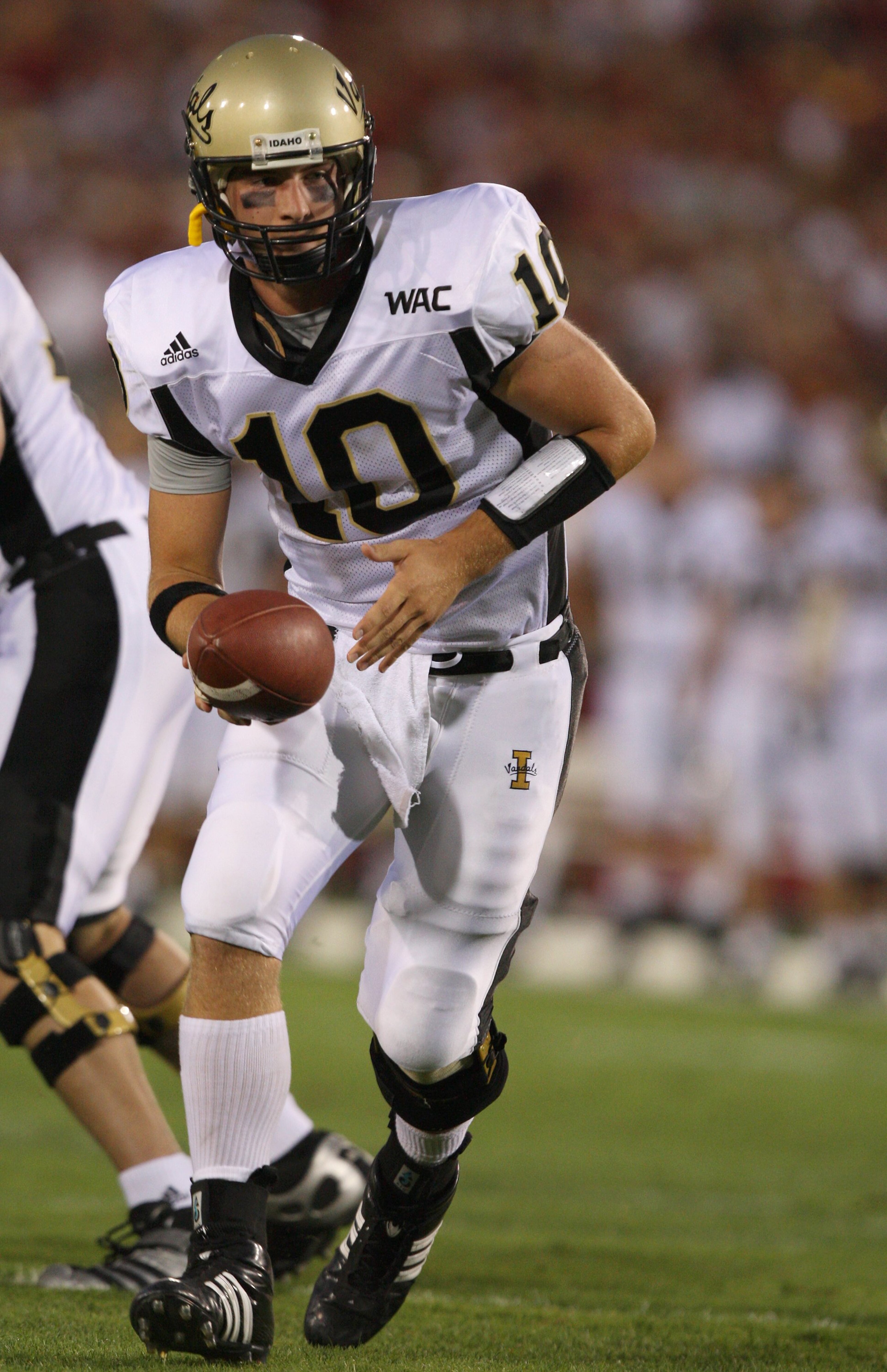 LOS ANGELES, CA - SEPTEMBER 01: Nathan Enderle #10 of the University of Idaho Vandals hands off the ball during the game against the USC Trojans at the Los Angeles Memorial Coliseum on September 1, 2007 in Los Angeles, California.  (Photo by Lisa Blumenfe