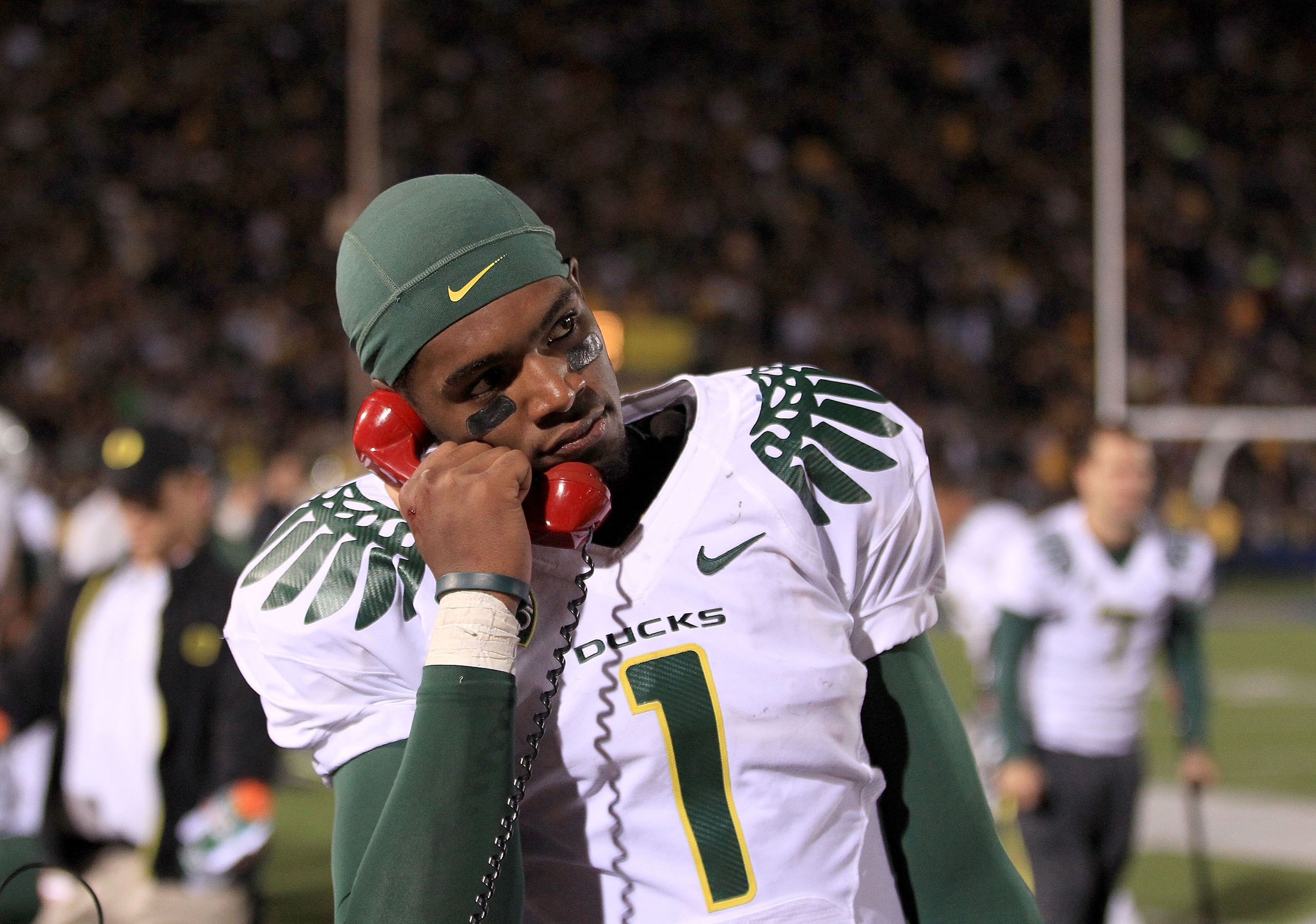 BERKELEY, CA - NOVEMBER 13:  Darron Thomas #1 of the Oregon Ducks talks on the phone during their game against the California Golden Bears  at California Memorial Stadium on November 13, 2010 in Berkeley, California.  (Photo by Ezra Shaw/Getty Images)