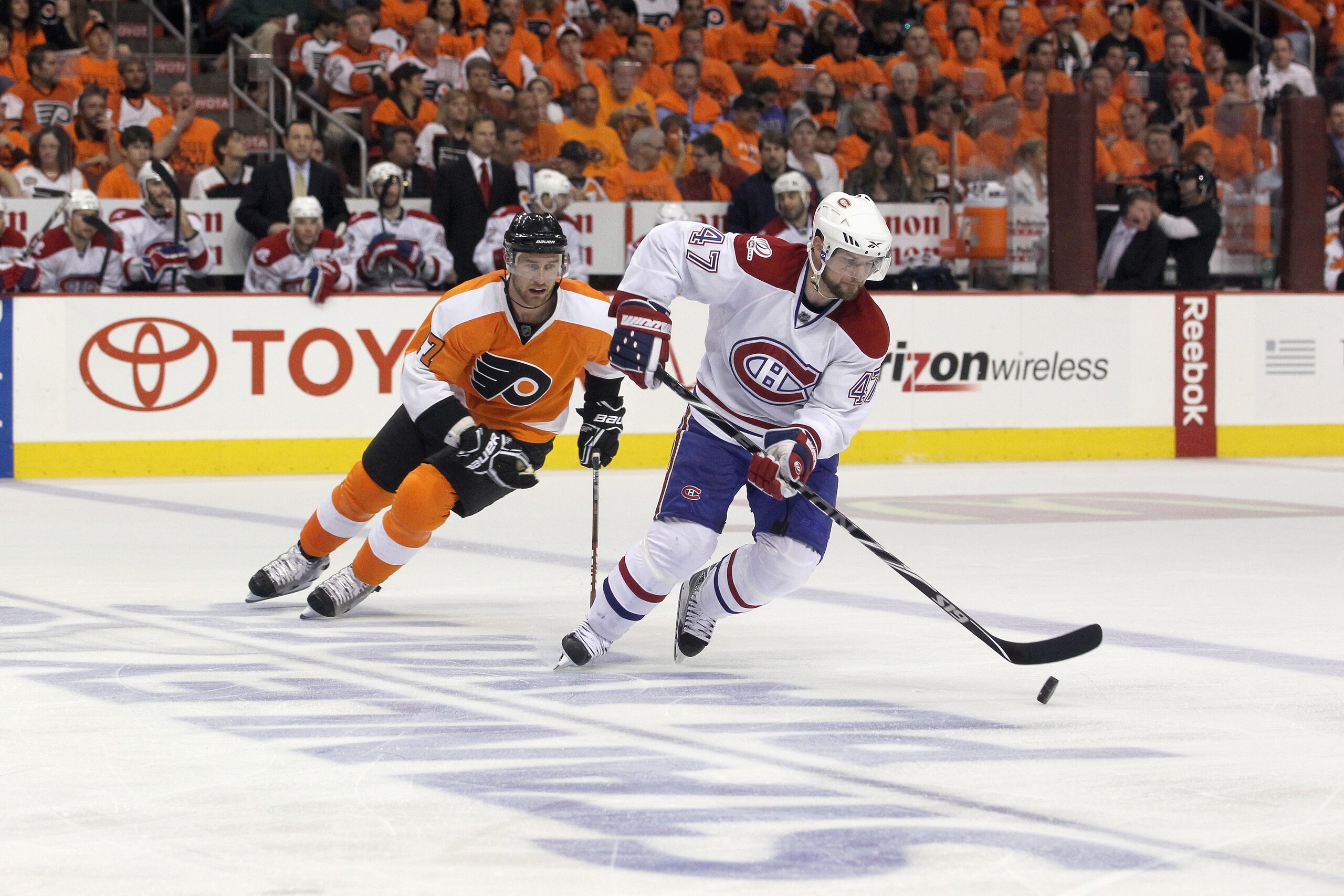 PHILADELPHIA - MAY 24:  Marc-Andre Bergeron #47  of the Montreal Canadiens handles the puck against Jeff Carter #17 of the Philadelphia Flyers in Game 5 of the Eastern Conference Finals during the 2010 NHL Stanley Cup Playoffs at Wachovia Center on May 24