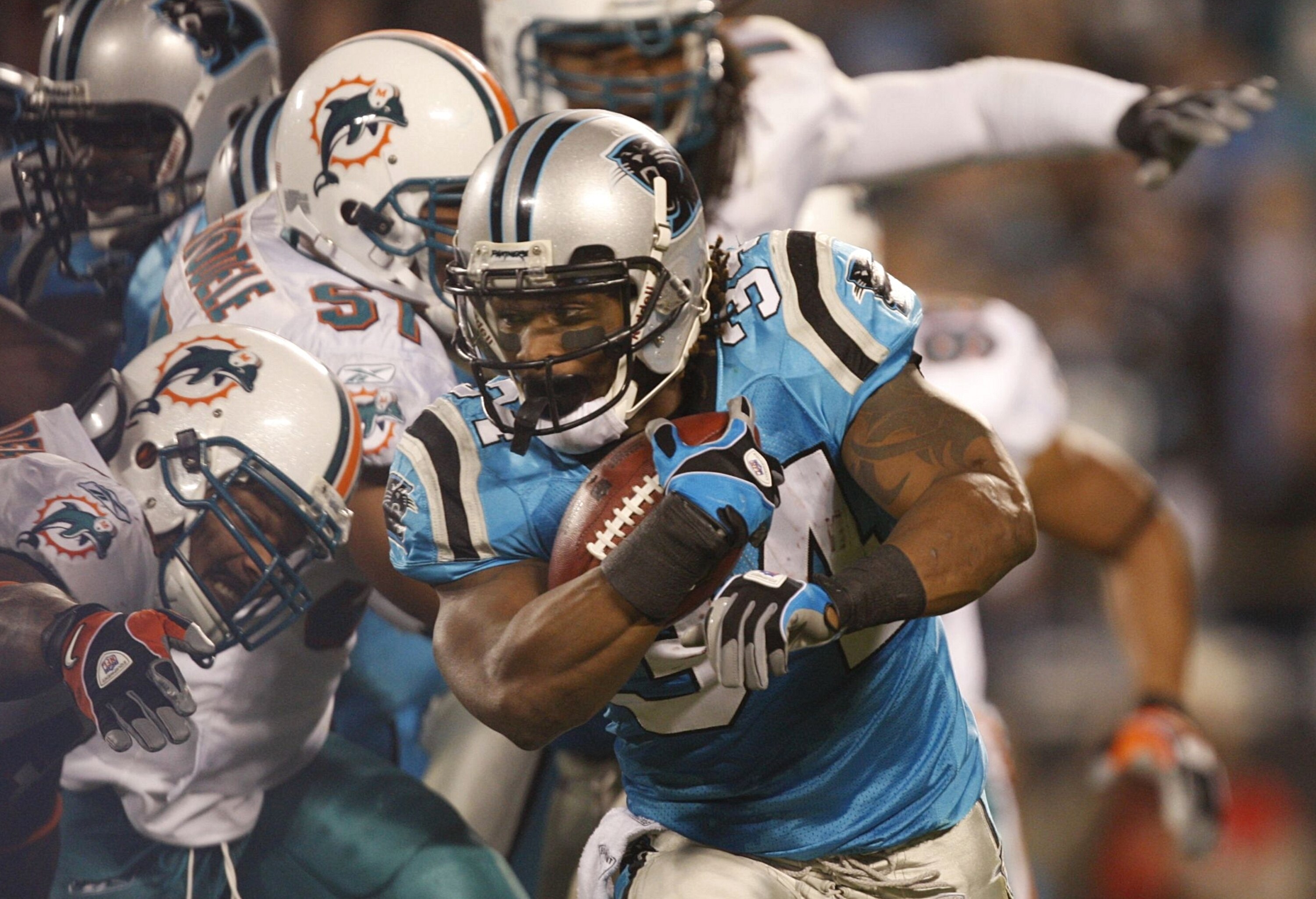 CHARLOTTE - NOVEMBER 19: DeAngelo Williams #34 of the Carolina Panthers runs with the ball against the Miami Dolphins at Bank of America Stadium on November 19, 2009 in Charlotte, North Carolina.  (Photo by Streeter Lecka/Getty Images)