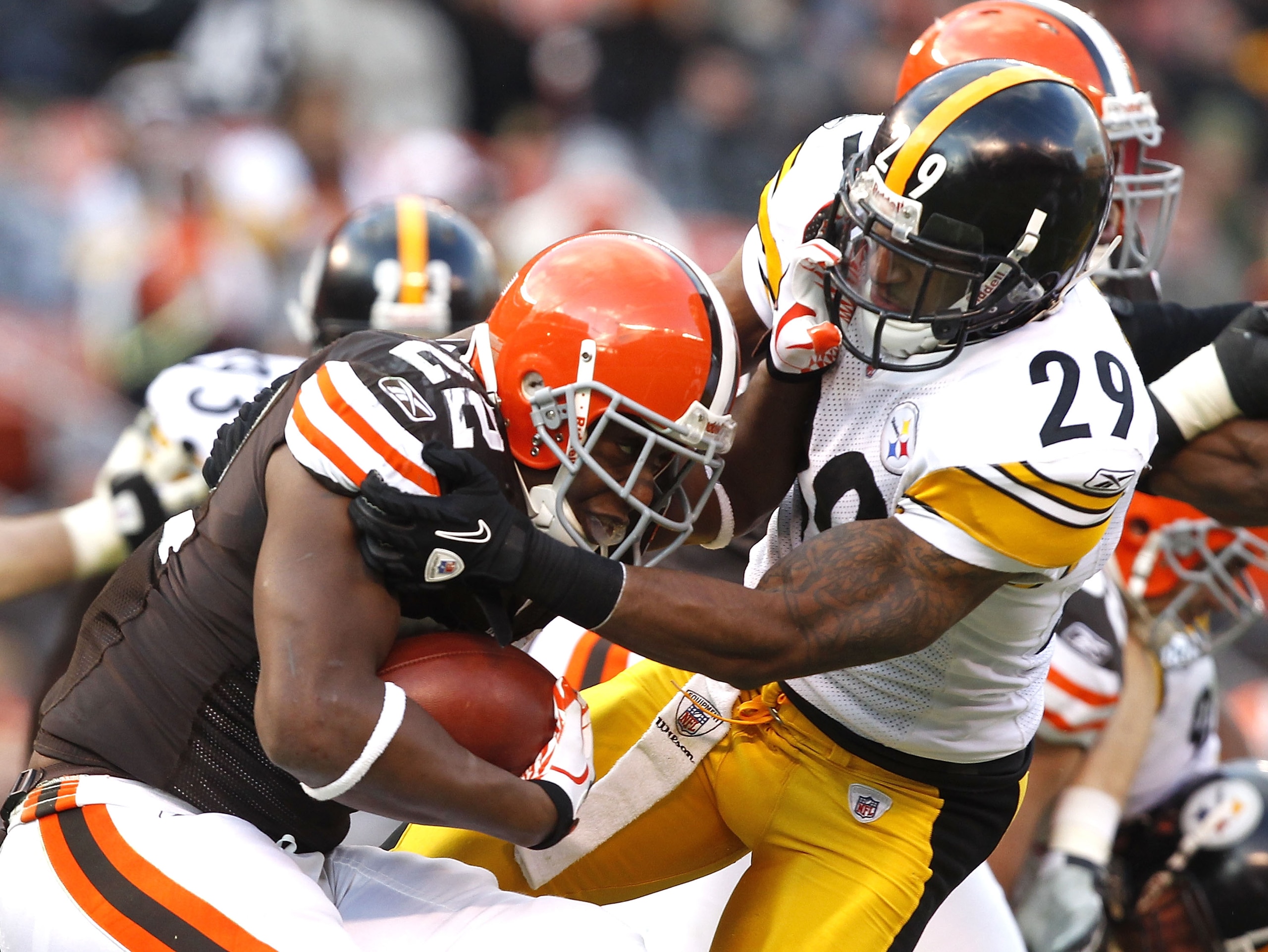 CLEVELAND, OH - JANUARY 02: Safety Ryan Mundy #29 of the Pittsburgh Steelers tackles running back Mike Bell #22 of the Cleveland Browns at Cleveland Browns Stadium on January 2, 2011 in Cleveland, Ohio. (Photo by Matt Sullivan/Getty Images) CLEVELAND, OH - JANUARY 02: Safety Ryan Mundy #29 of the Pittsburgh Steelers tackles running back Mike Bell #22 of the Cleveland Browns at Cleveland Browns Stadium on January 2, 2011 in Cleveland, Ohio. (Photo by Matt Sullivan/Getty Images)