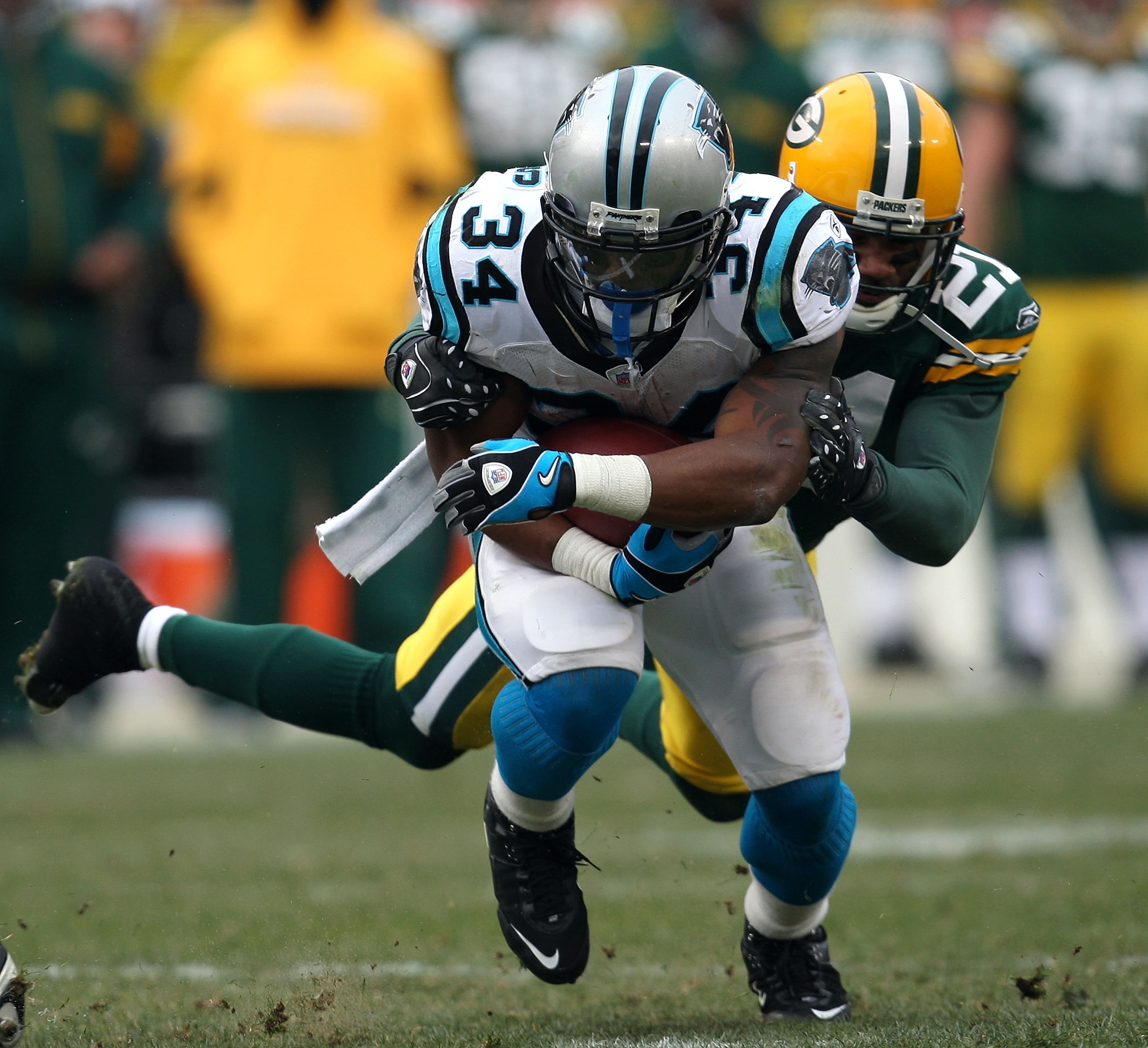 GREEN BAY, WI - NOVEMBER 30: DeAngelo Williams #34 of the Carolina Panthers runs the ball against Charles Woodson #21 of the Green Bay Packers at Lambeau Field on November 30, 2008 in Green Bay, Wisconsin. (Photo by Jonathan Daniel/Getty Images) GREEN BAY, WI - NOVEMBER 30: DeAngelo Williams #34 of the Carolina Panthers runs the ball against Charles Woodson #21 of the Green Bay Packers at Lambeau Field on November 30, 2008 in Green Bay, Wisconsin. (Photo by Jonathan Daniel/Getty Images)