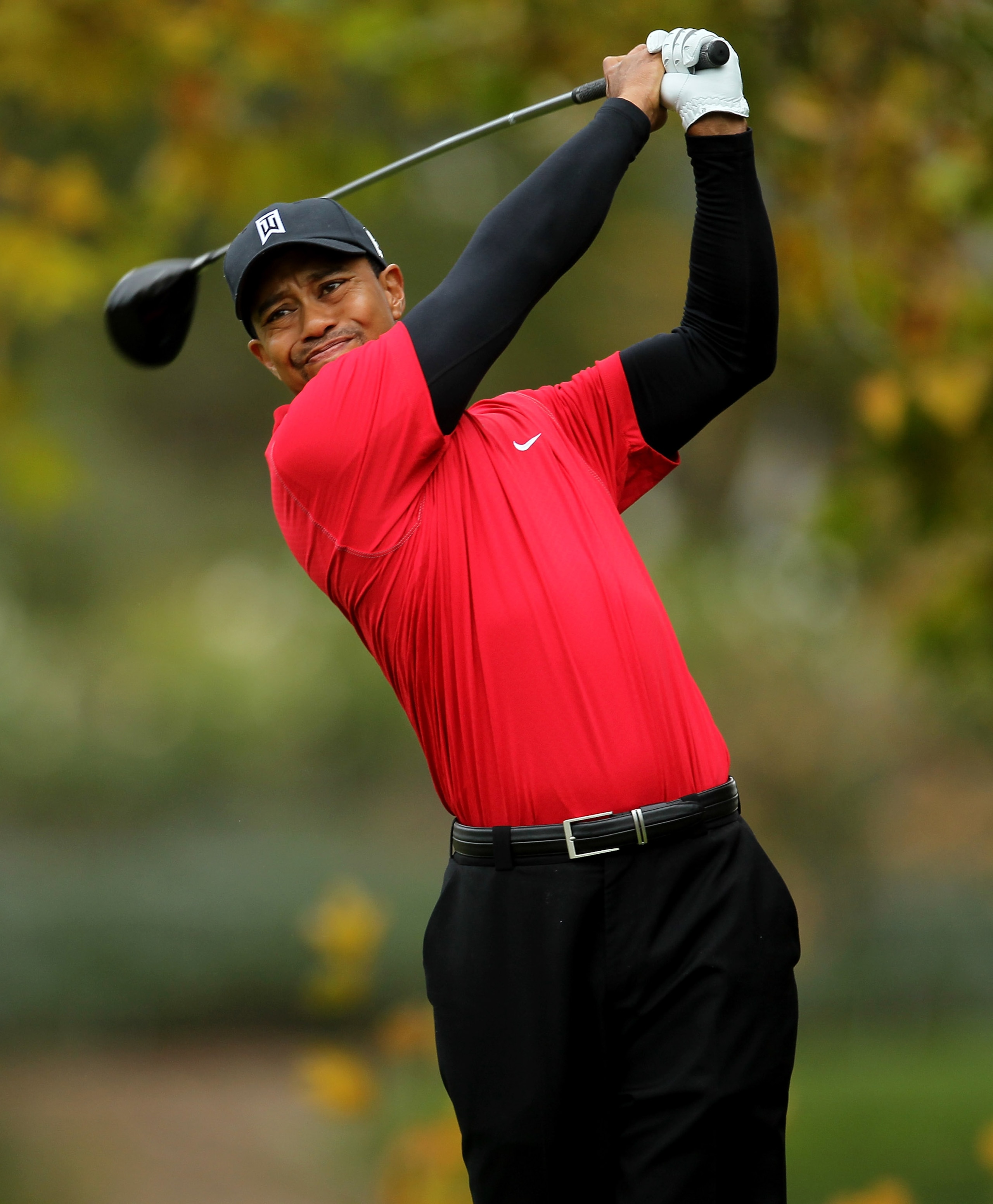THOUSAND OAKS, CA - DECEMBER 05:  Tiger Woods hits his tee shot on the fifth hole during the final round of the Chevron World Challenge at Sherwood Country Club on December 5, 2010 in Thousand Oaks, California.  (Photo by Stephen Dunn/Getty Images)