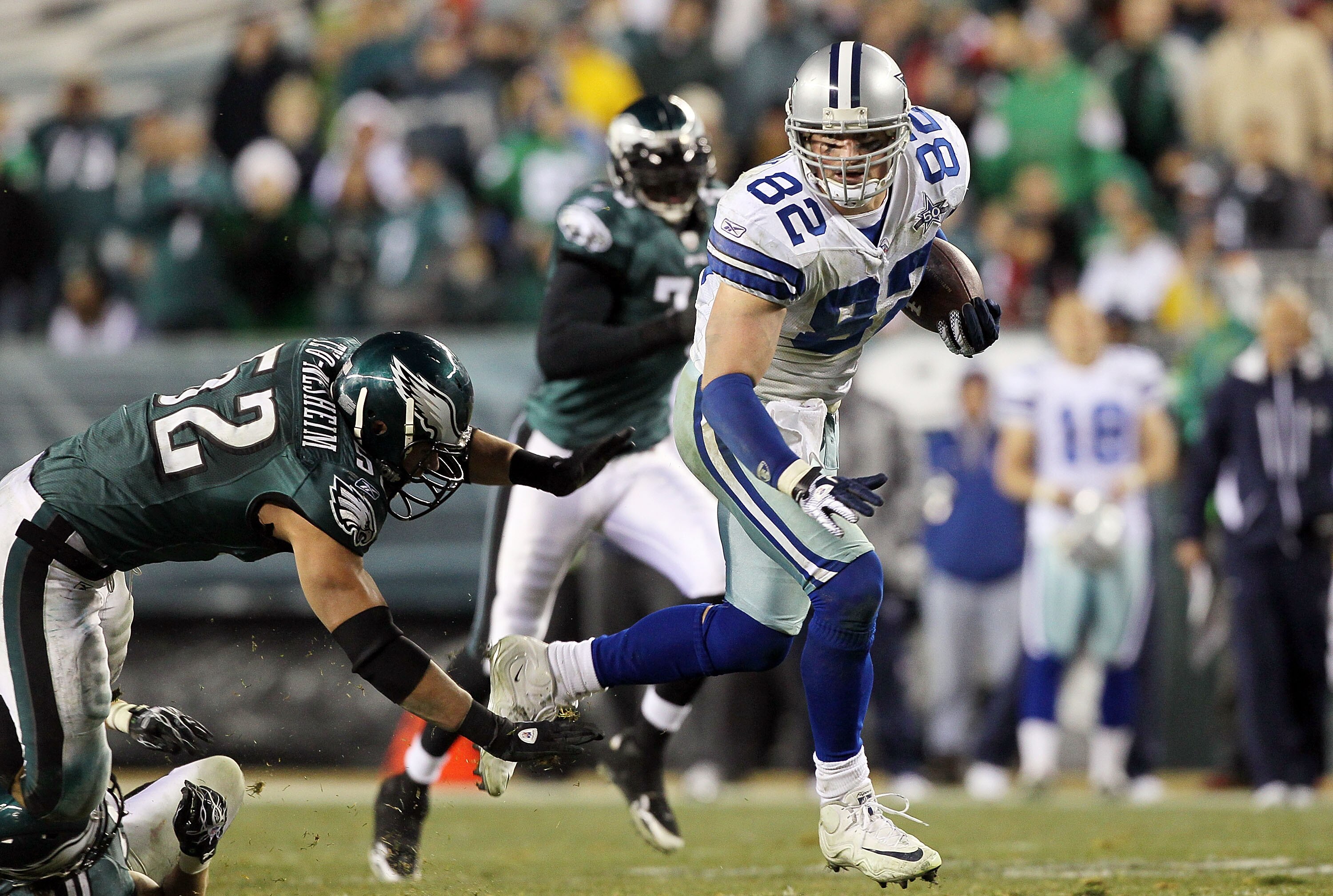 PHILADELPHIA, PA - JANUARY 02:  Jason Witten #82 of the Dallas Cowboys runs the ball after a reception for a long gain late in the fourth quarter against Daniel Te'o-Nesheim #52 of the Philadelphia Eagles on January 2, 2011 at Lincoln Financial Field in P